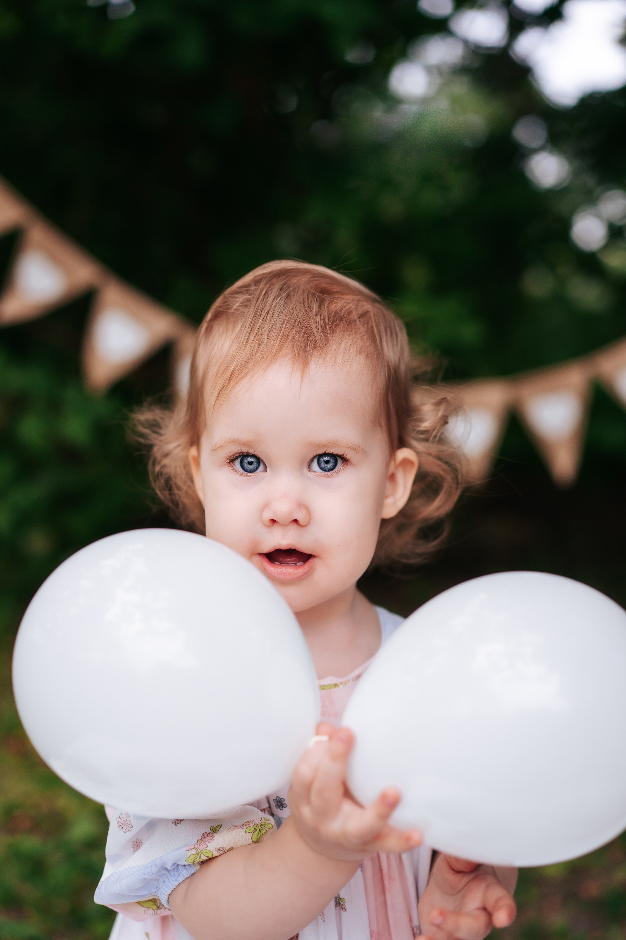 Евангелина с мамой в парке. Детская, семейная фотостудия в Санкт-Петербурге