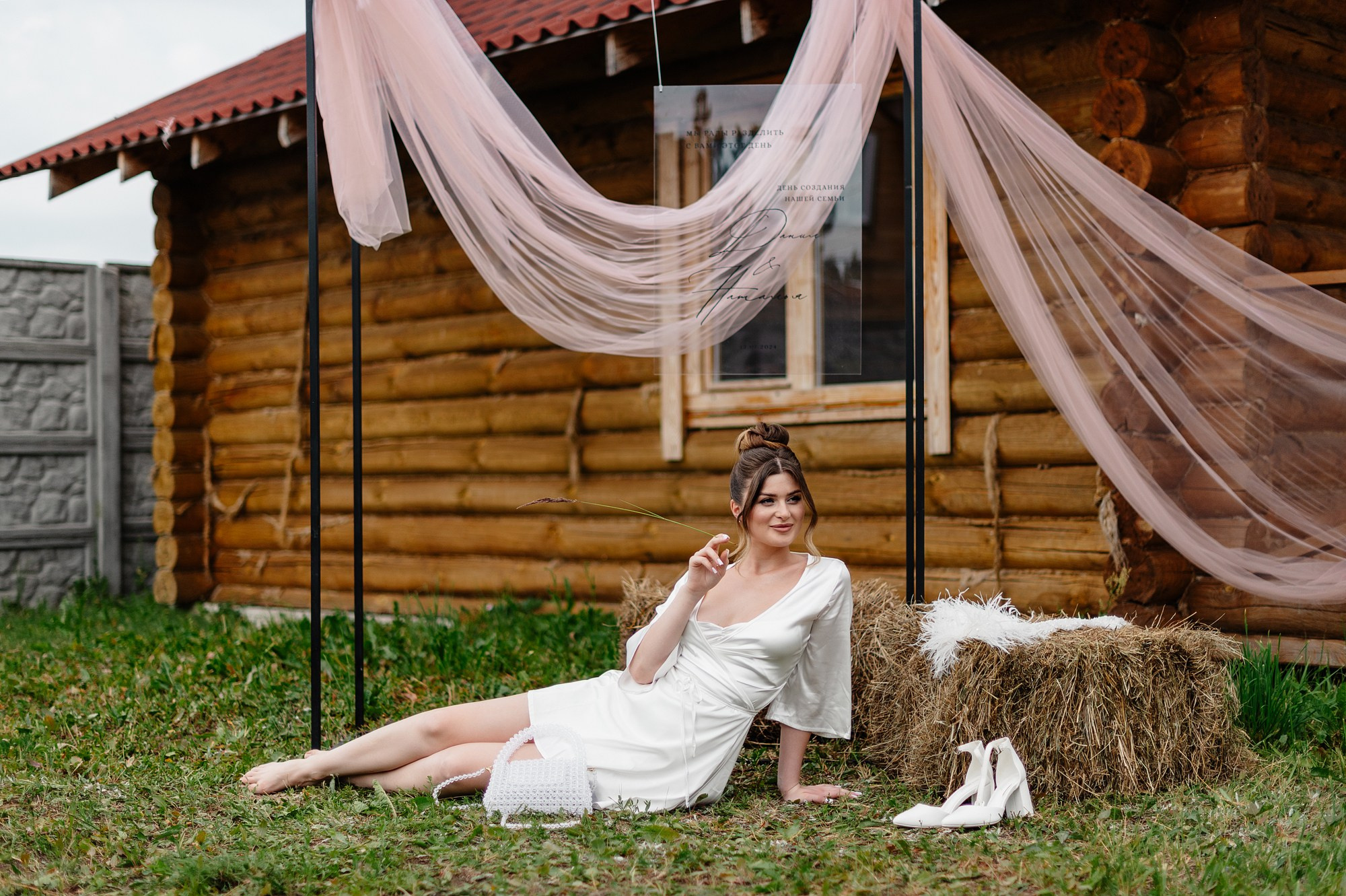 невеста лежит у алтаря