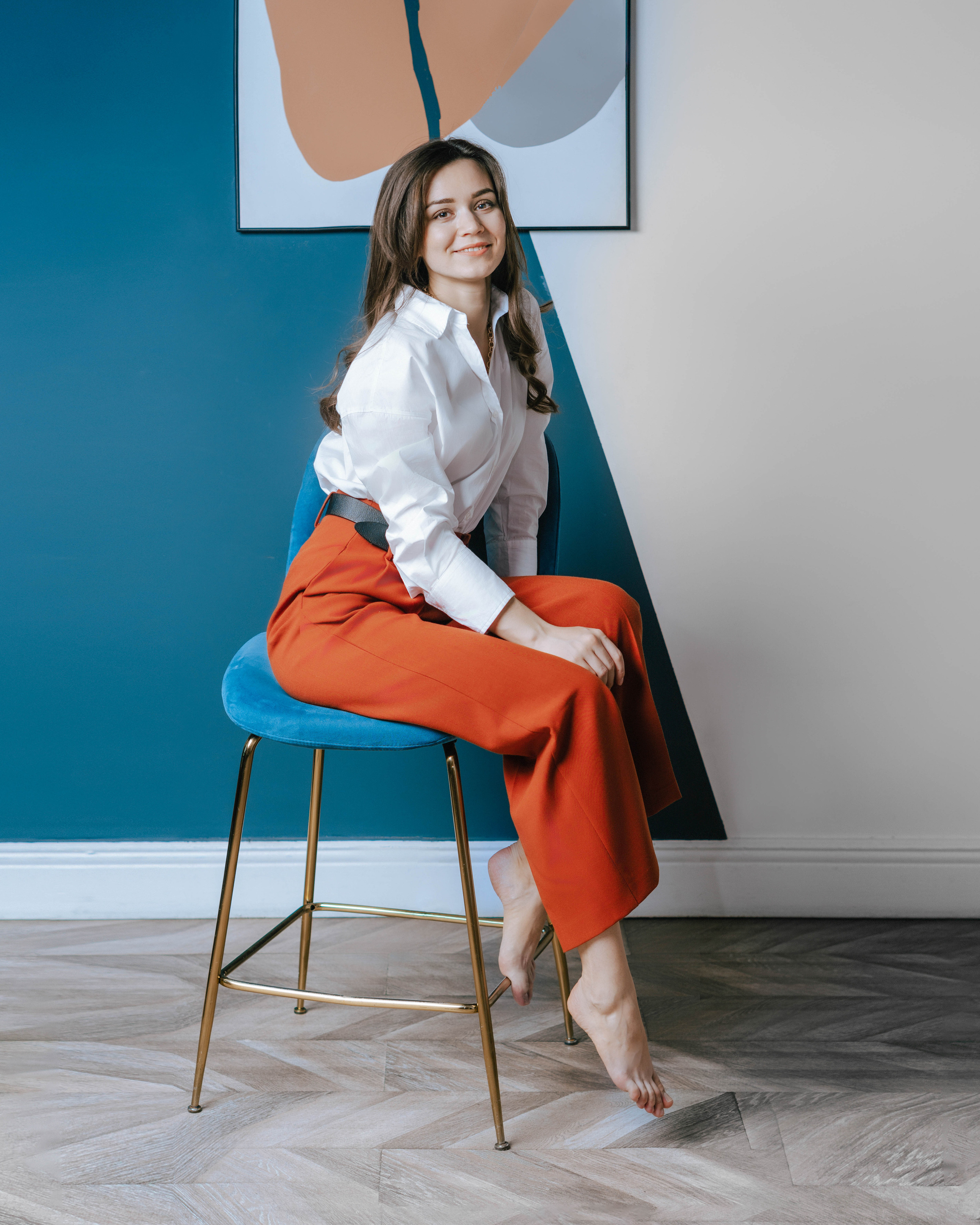 пример позинга на высоком стуле. Красивое сочетание цветов. Контент дизайнера. 