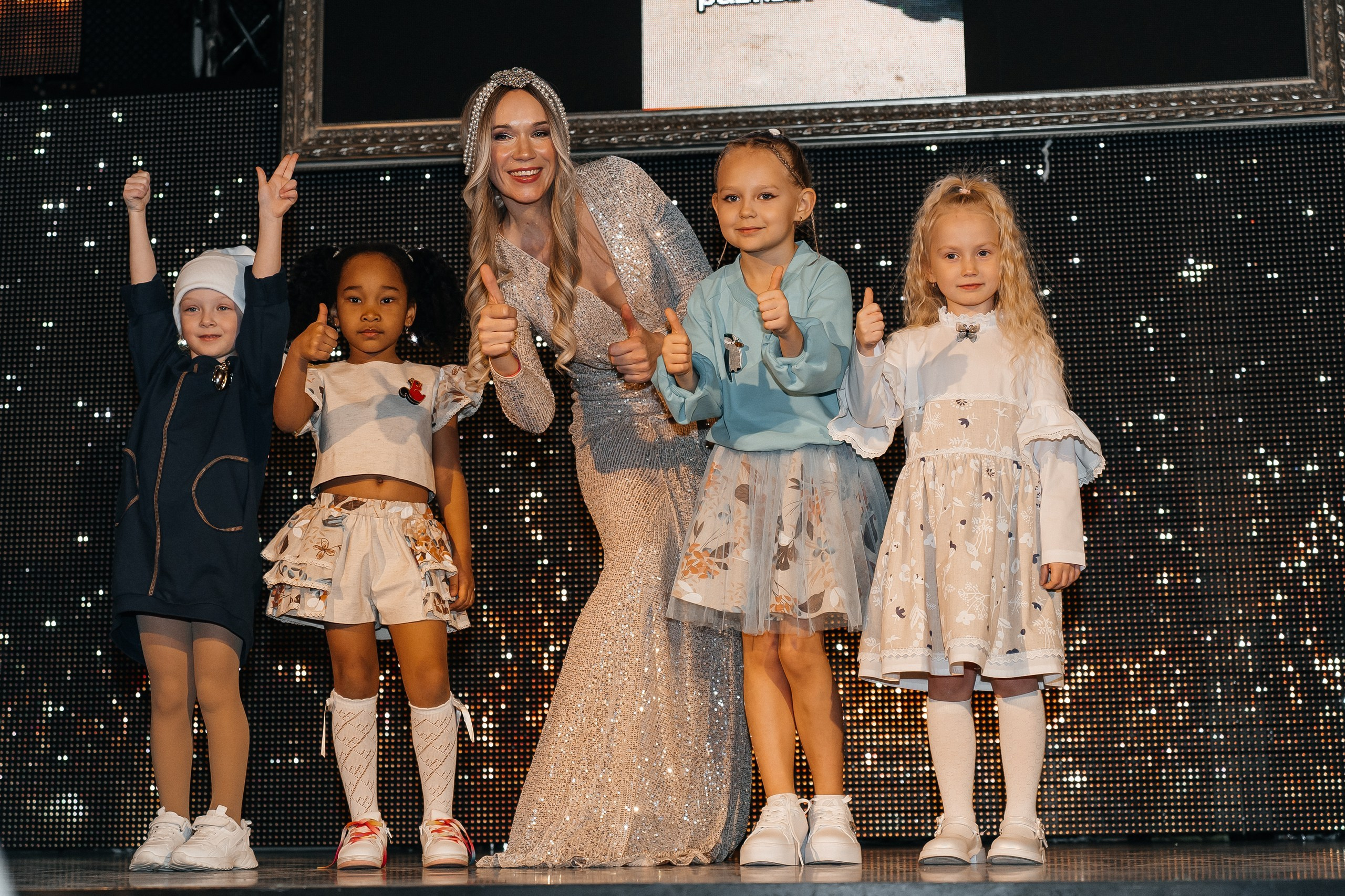 Идеальная мама. Для тех, кто не ждёт удачи, а создаёт её. Каждая фотосессия — это твой момент, твой стиль, твой успех. 📸