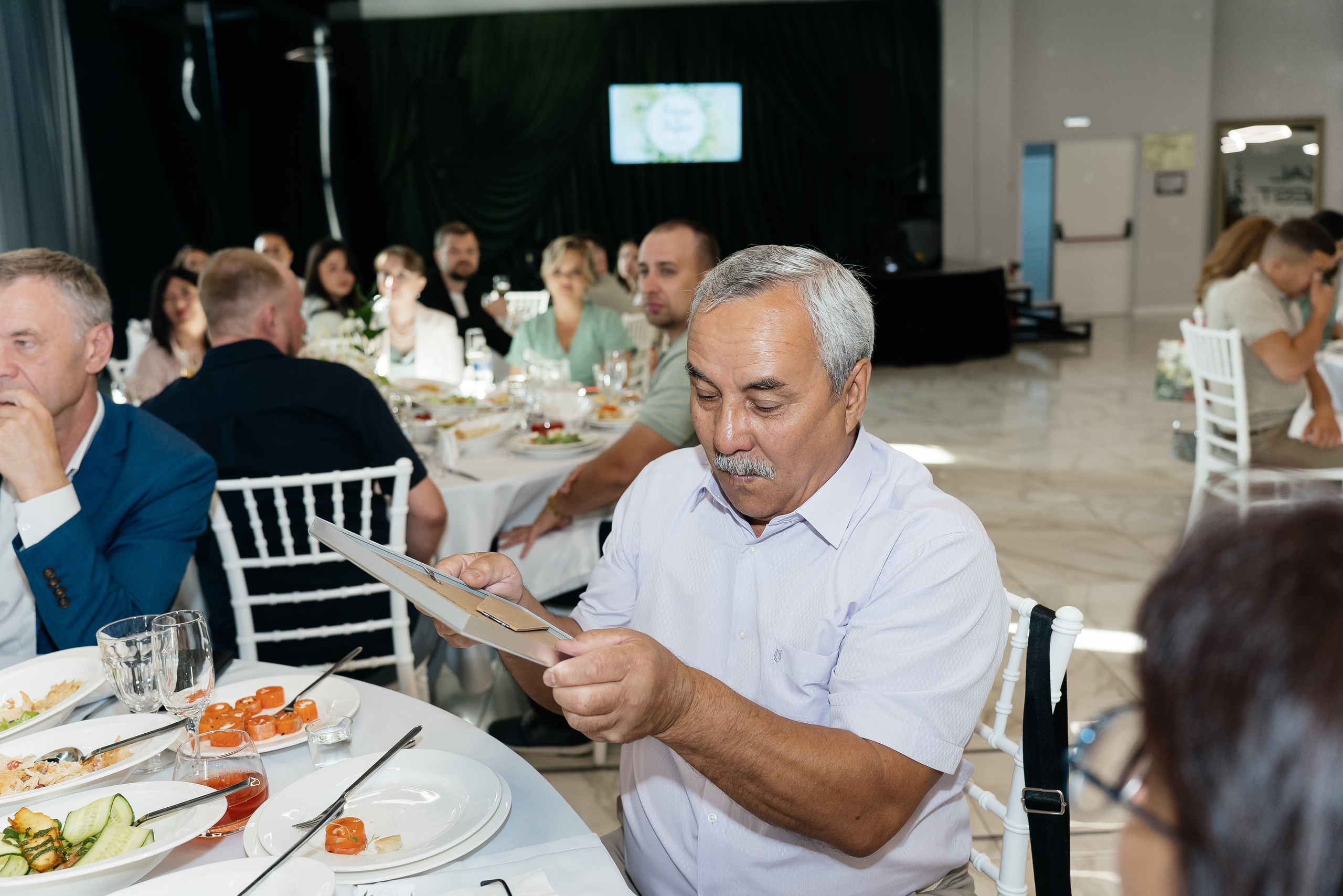 В отели. Для тех, кто не ждёт удачи, а создаёт её. Каждая фотосессия — это твой момент, твой стиль, твой успех. 📸