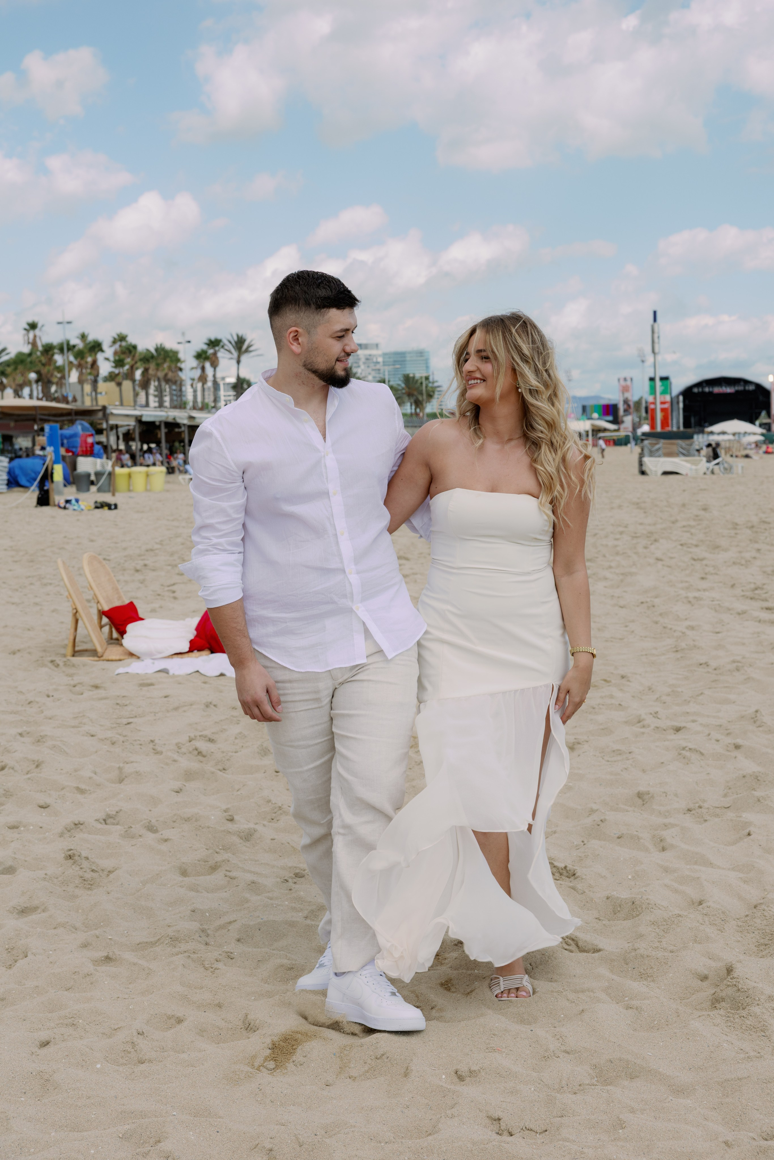 Man proposing with Sagrada Familia in the background