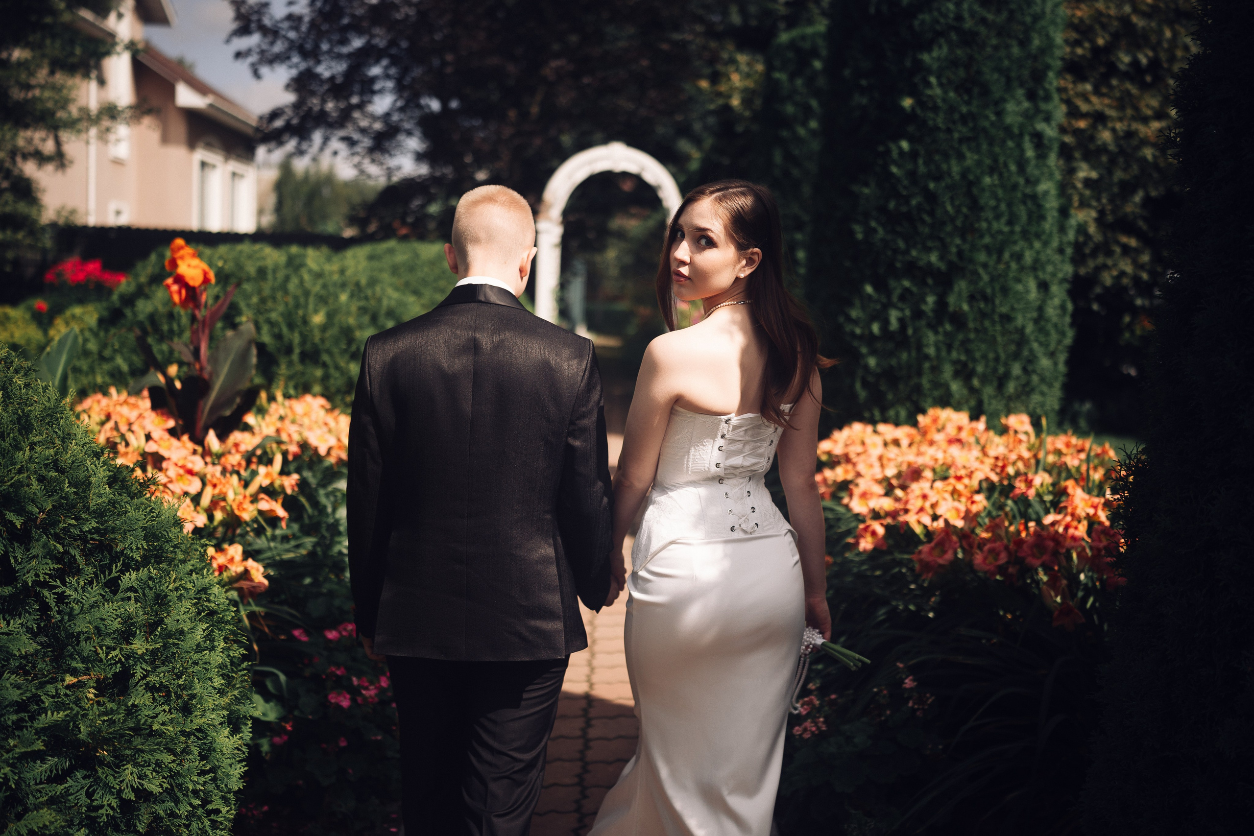 пара идёт и невеста смотрит через плечо