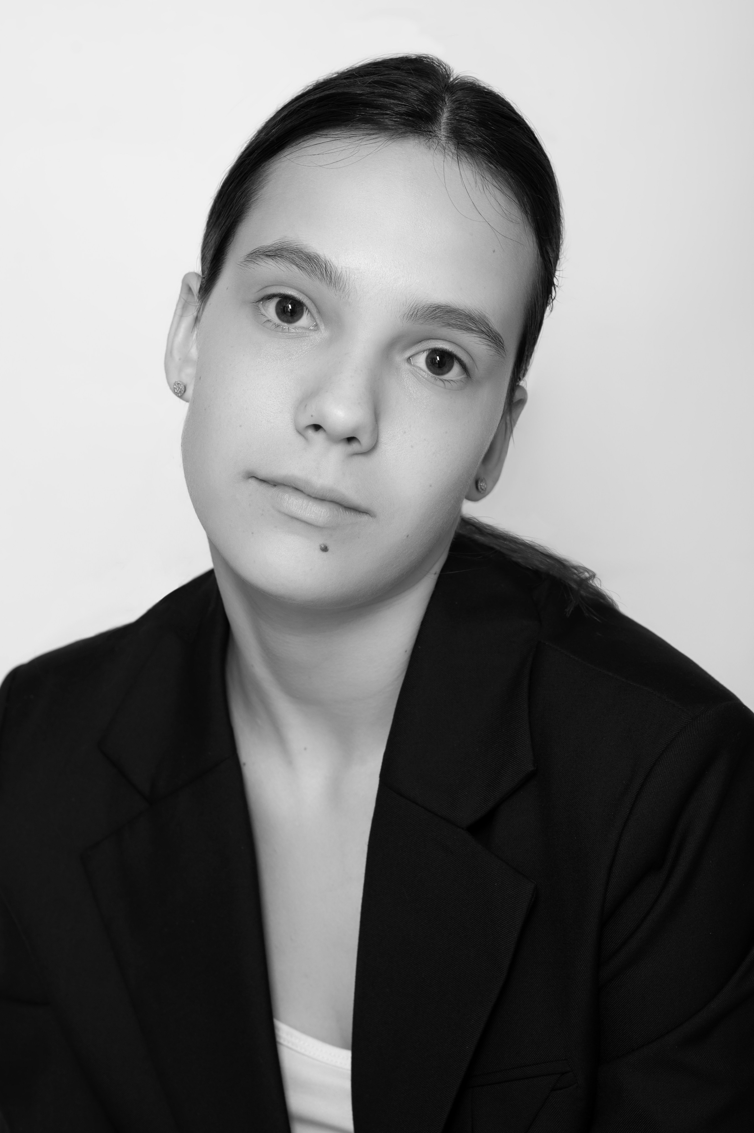 Модельное портфолио, портрет девушки, съемка для модельного агентства, модельные тесты, девушка в черном пиджаке