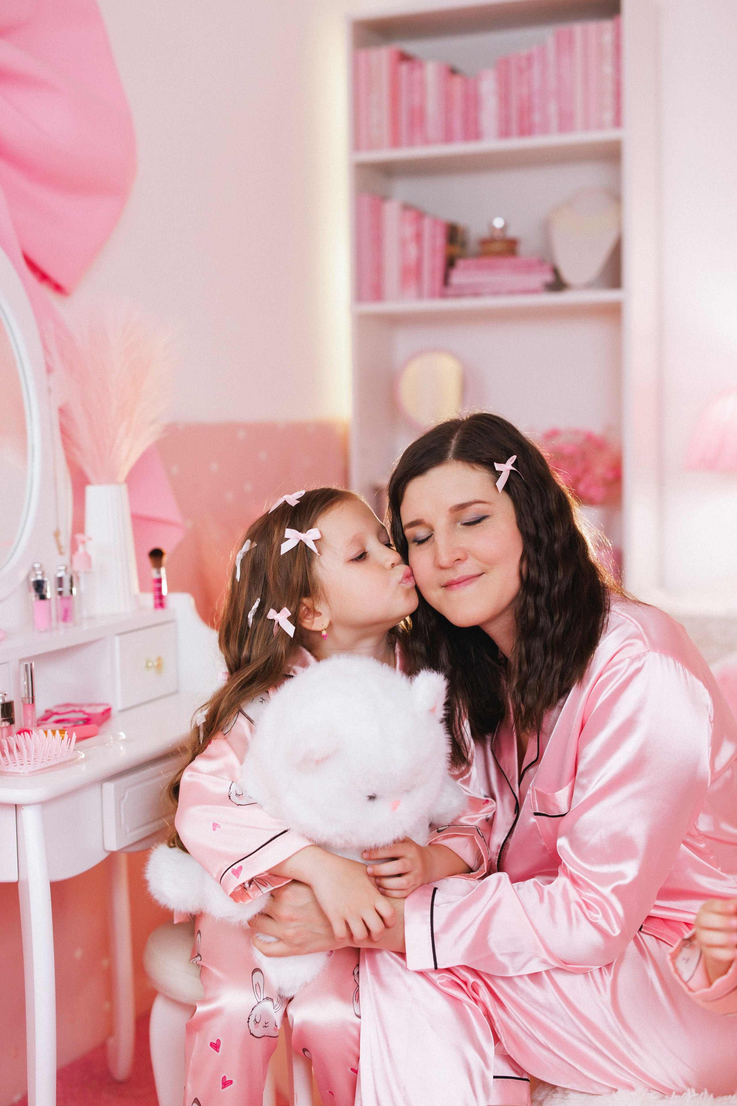 Фотосессия для девочек в интерьере розовой комнаты. Семейный и детский фотограф в Краснодаре Анна Трашкова