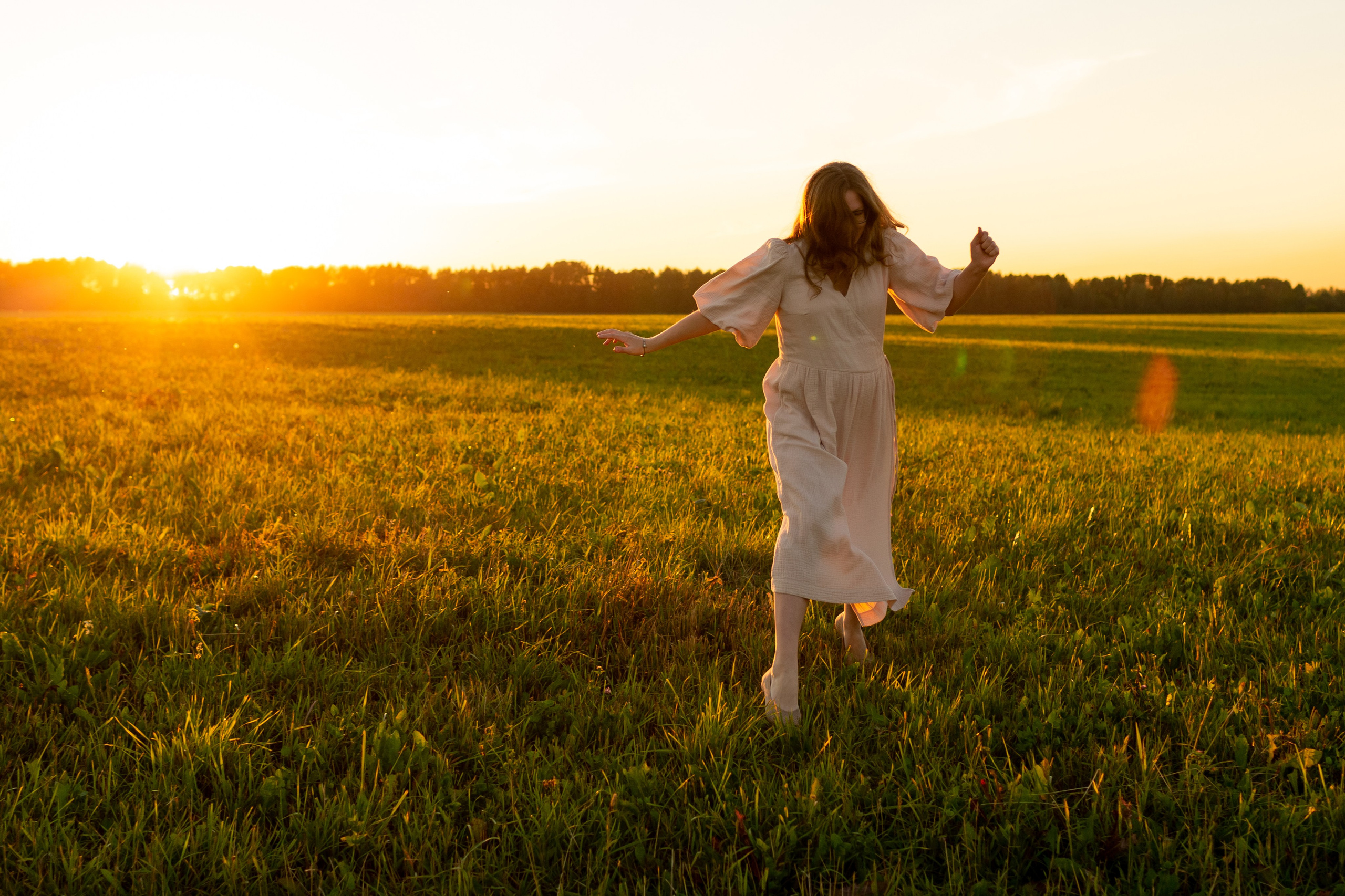 В ожидании чуда. Закат в поле. Свадебный фотограф Кирилл Белый