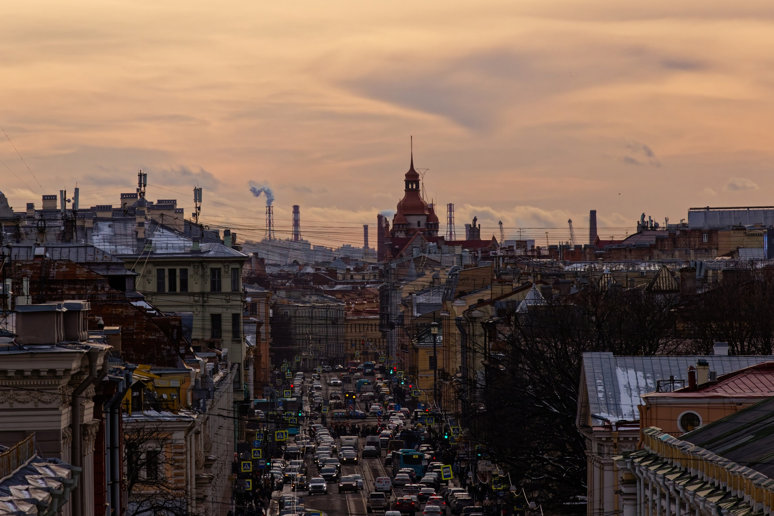 Вид со смотровой площадки музея Карла Буллы на Дом городских учреждений на Садовой улице Санкт-Петербурга