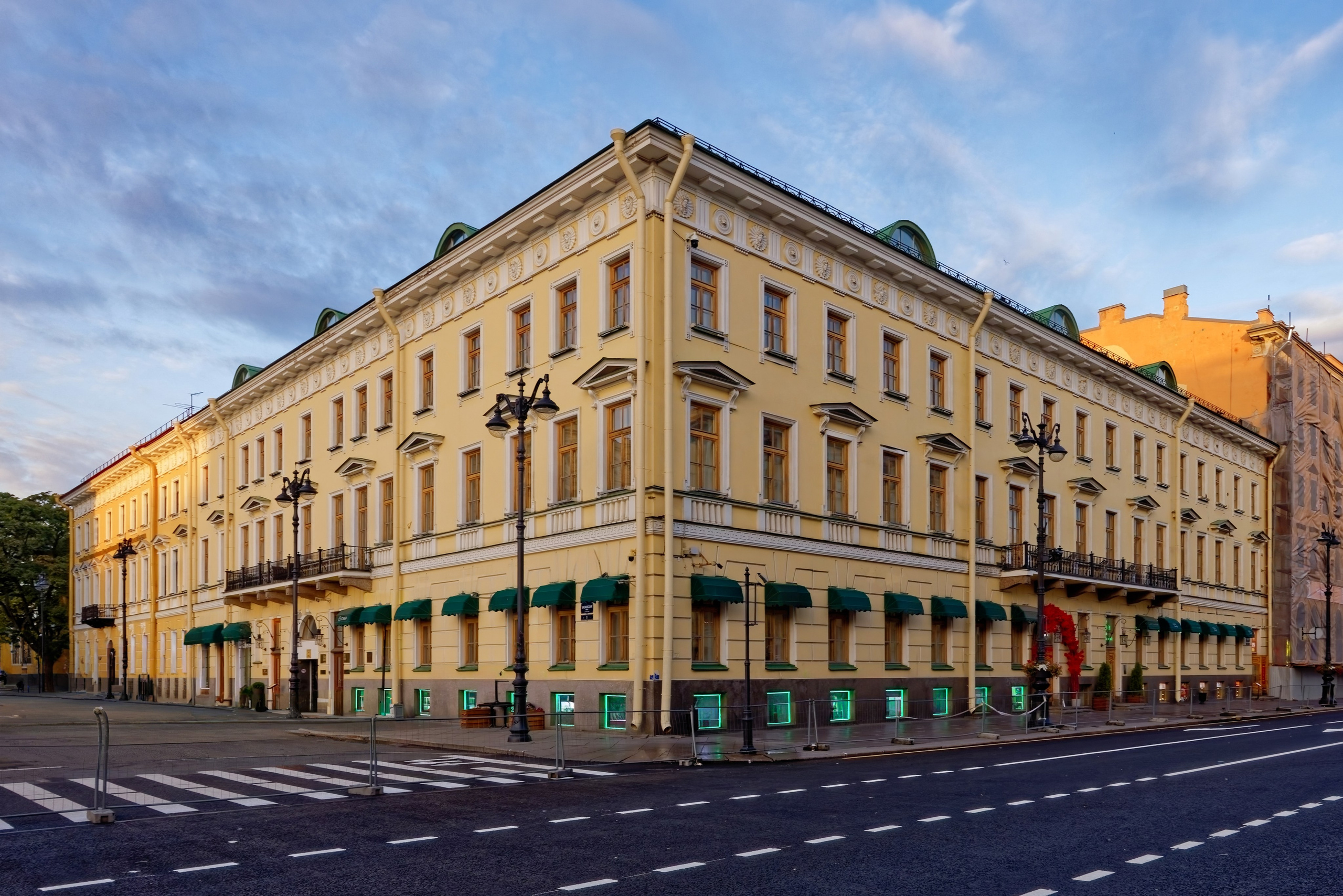 Санкт-Петербург, Невский проспект, дом 25 (Казанская улица, дом 1). Дом церковнослужителей Казанского собора, 1813 год. Архитектор Василий Петрович Стасов. ОКНРЗ 781510410810005