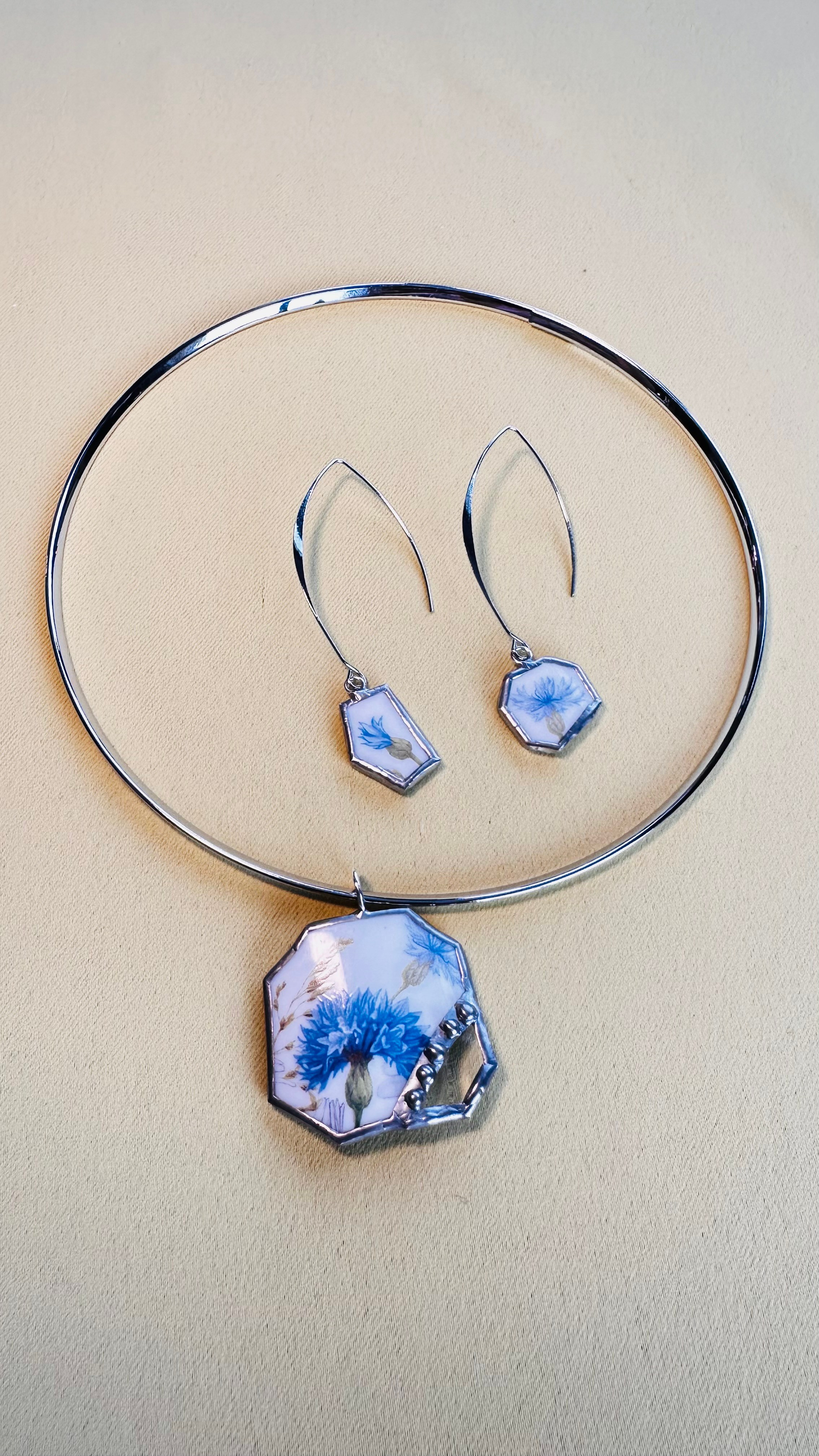 Комплект украшений — чокер с кулоном и серьги, выполненные в технике тиффани, цвет голубой, с изображением полевых цветов. Гербарий в стекле, интерьерные панно, витражи с сухоцветами в технике тиффани