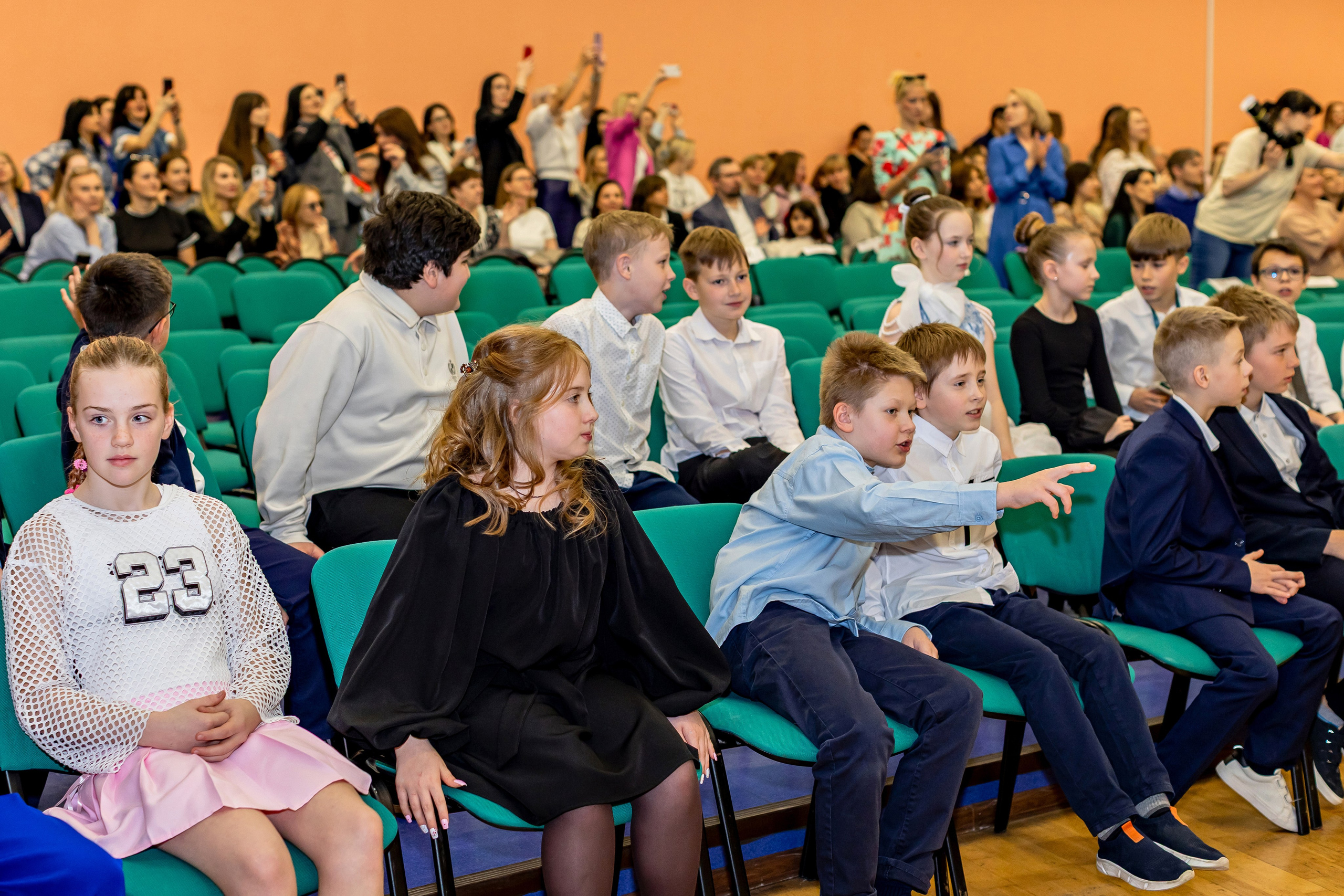Выпускной праздник в начальной школе. Фотограф и видеограф Москва. Свадебный фотограф, видеограф. Выпускные альбомы. Оживающие альбомы