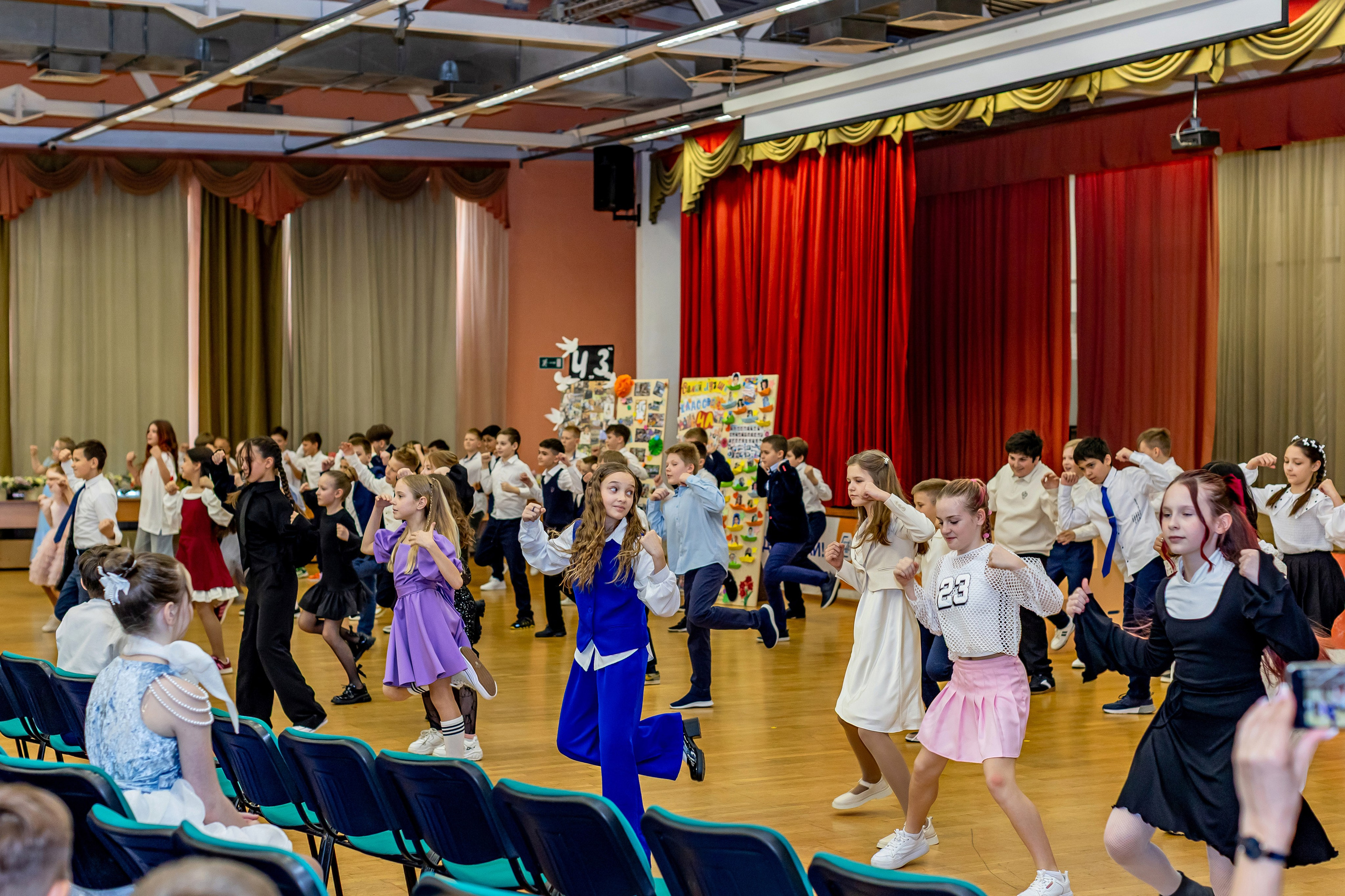 Выпускной праздник в начальной школе. Фотограф и видеограф Москва. Свадебный фотограф, видеограф. Выпускные альбомы. Оживающие альбомы