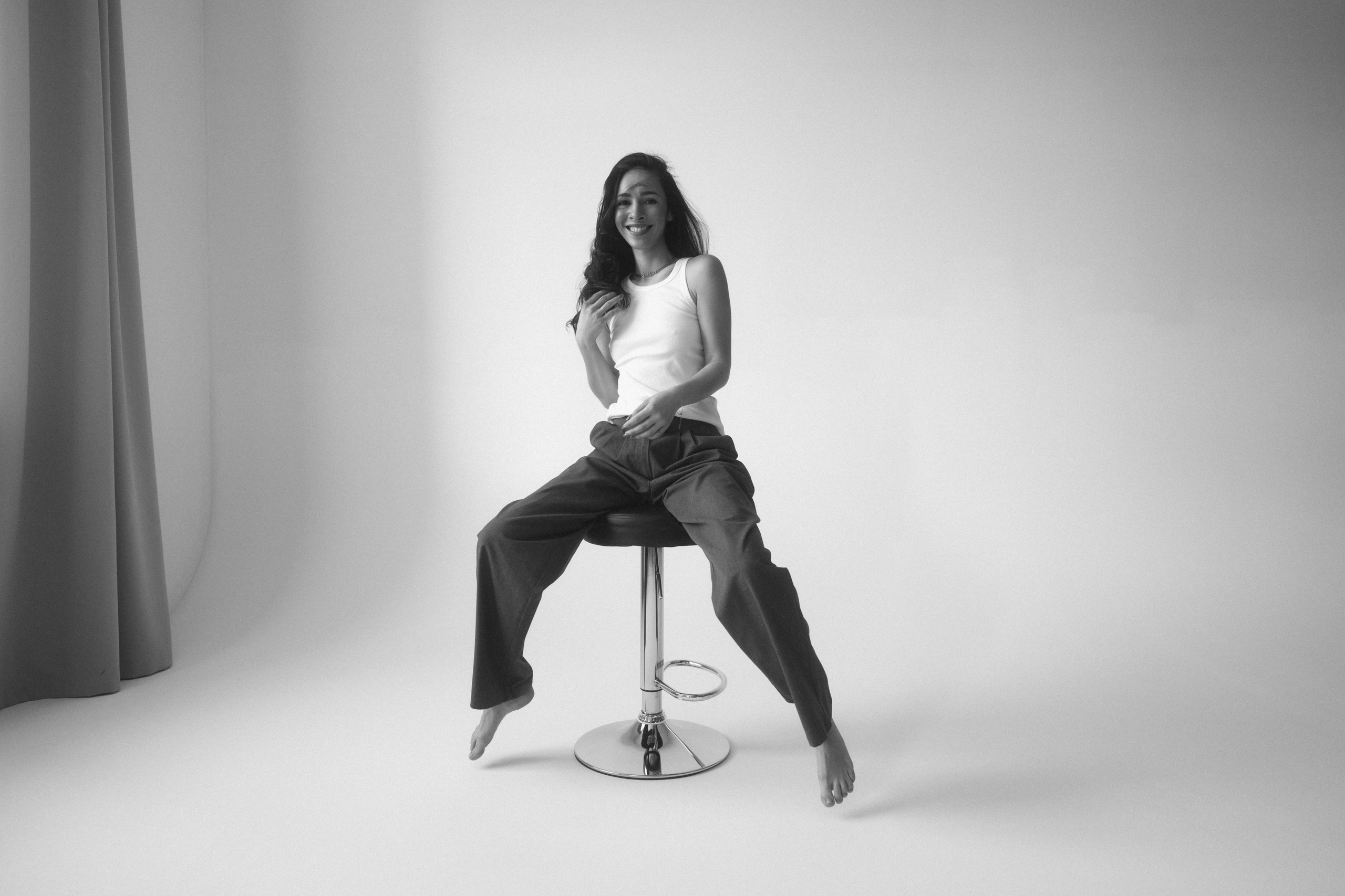 Женская портретная чб фотосессия в студии на циклораме в Казани