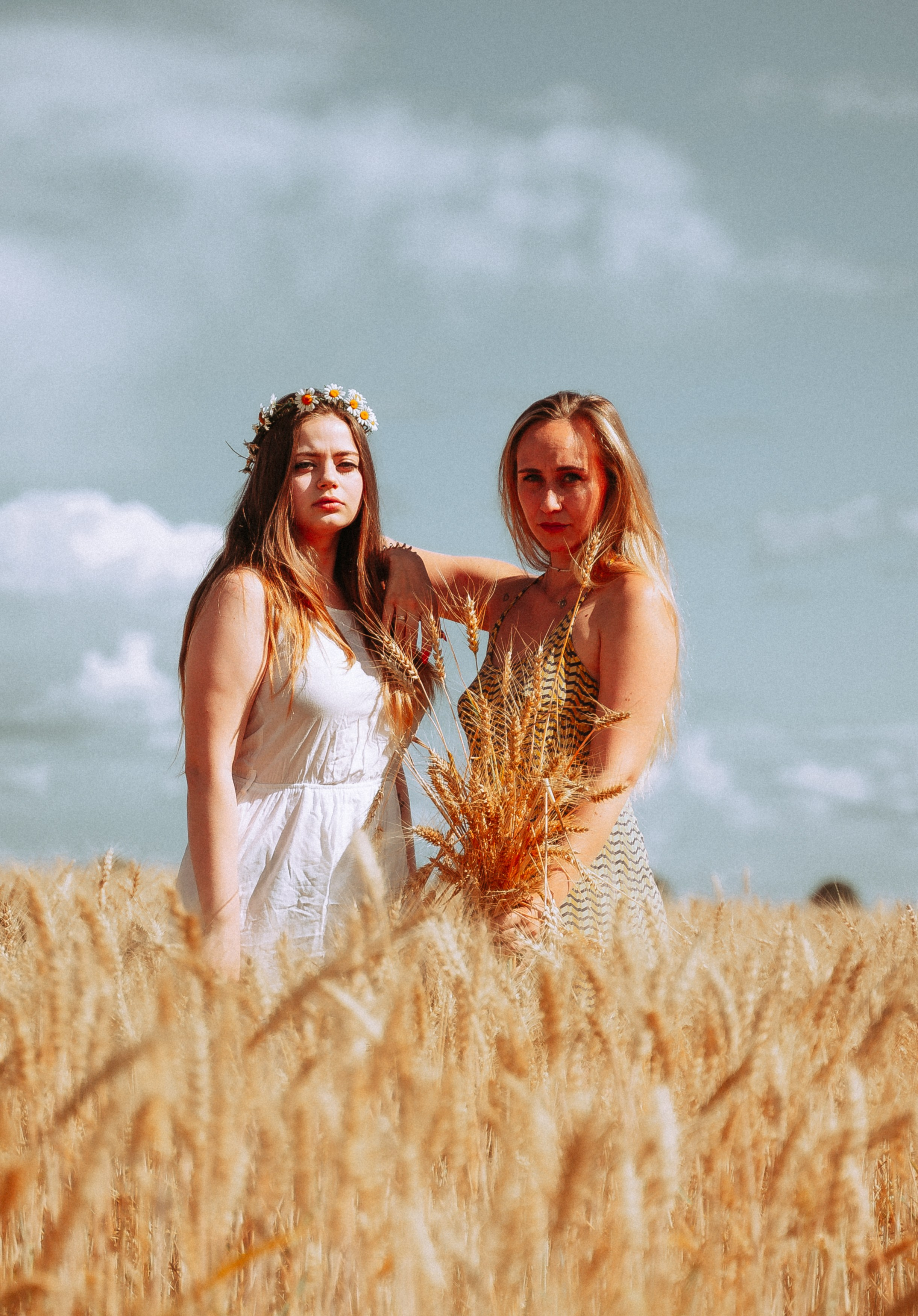 Юля и Лера в поле. Ищем потаённое. Портретный и предметный фотограф в Санкт-Петербурге