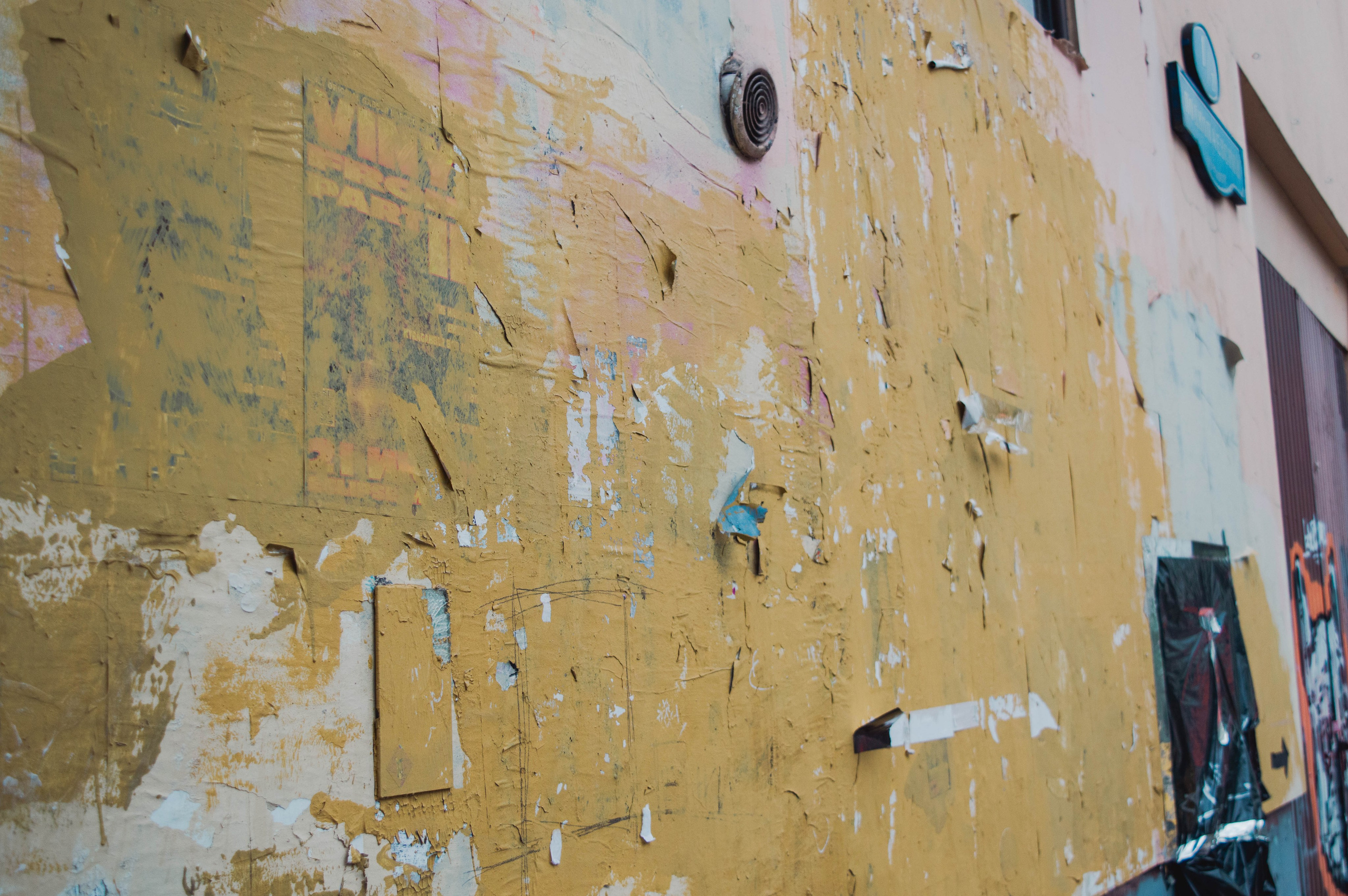 Типология «Стикербомбинг в городе». Фотограф Анастасия Лощакова в Москве