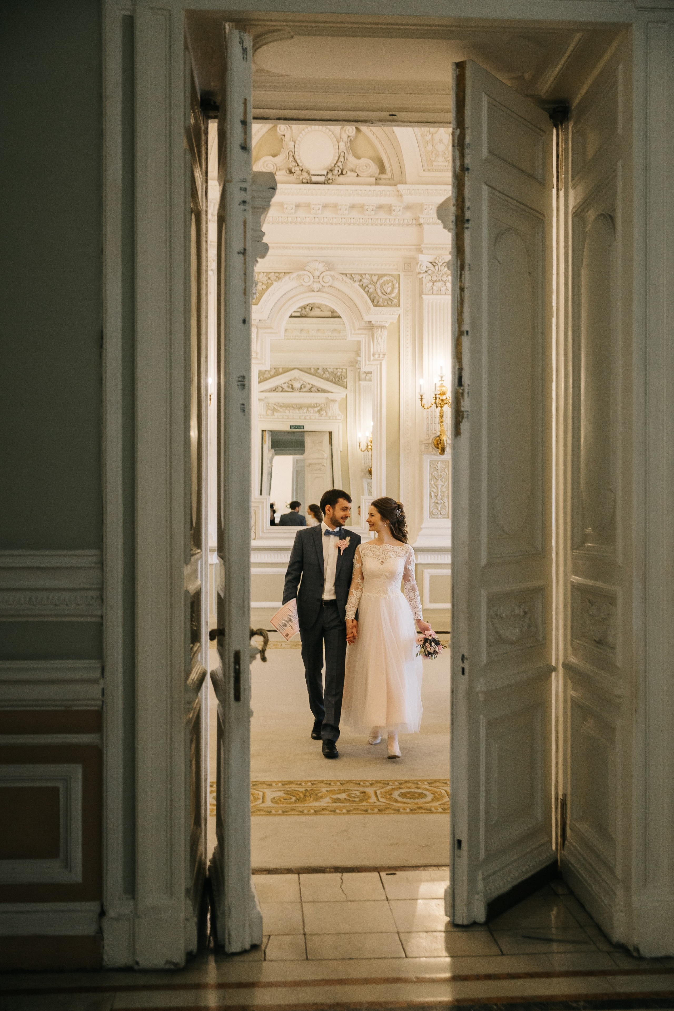 МАЙ | Дворец № 1, Атланты, Эрмитажный дворик. Свадебный фотограф в Санкт-Петербурге Полина Корзухина