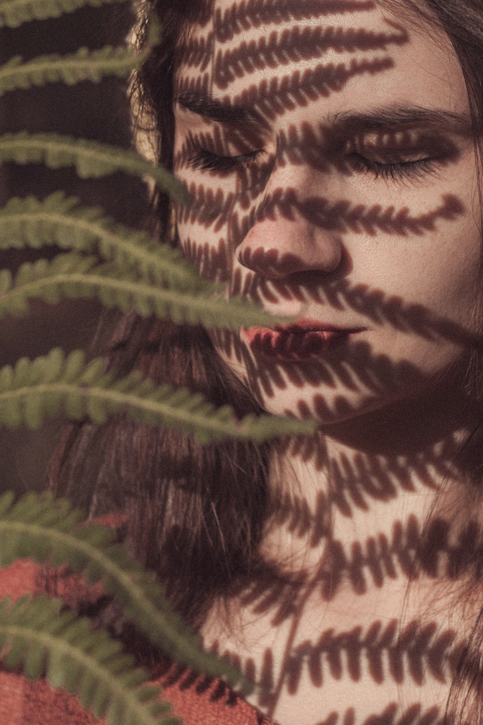 Ксения и папоротник / Ак-Кайын. Фотограф Наталья Гончарова. Снимаю живые портреты в Алматы