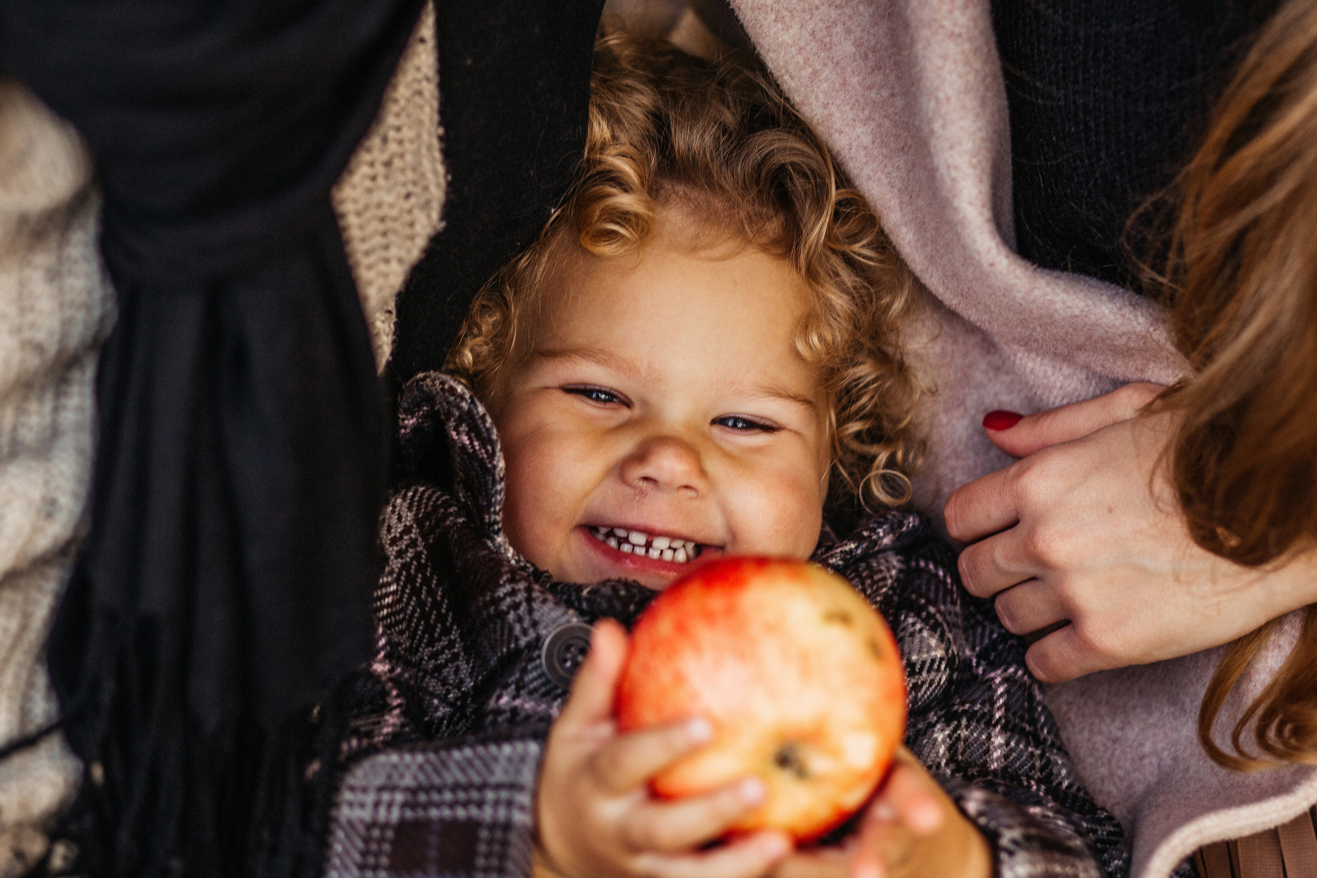Маленькая Варечка с мамой Олесей, папой Артёмом и бабушкой Олей. Свадебный и семейный фотограф в Нижнем Новгороде Коданева Ольга