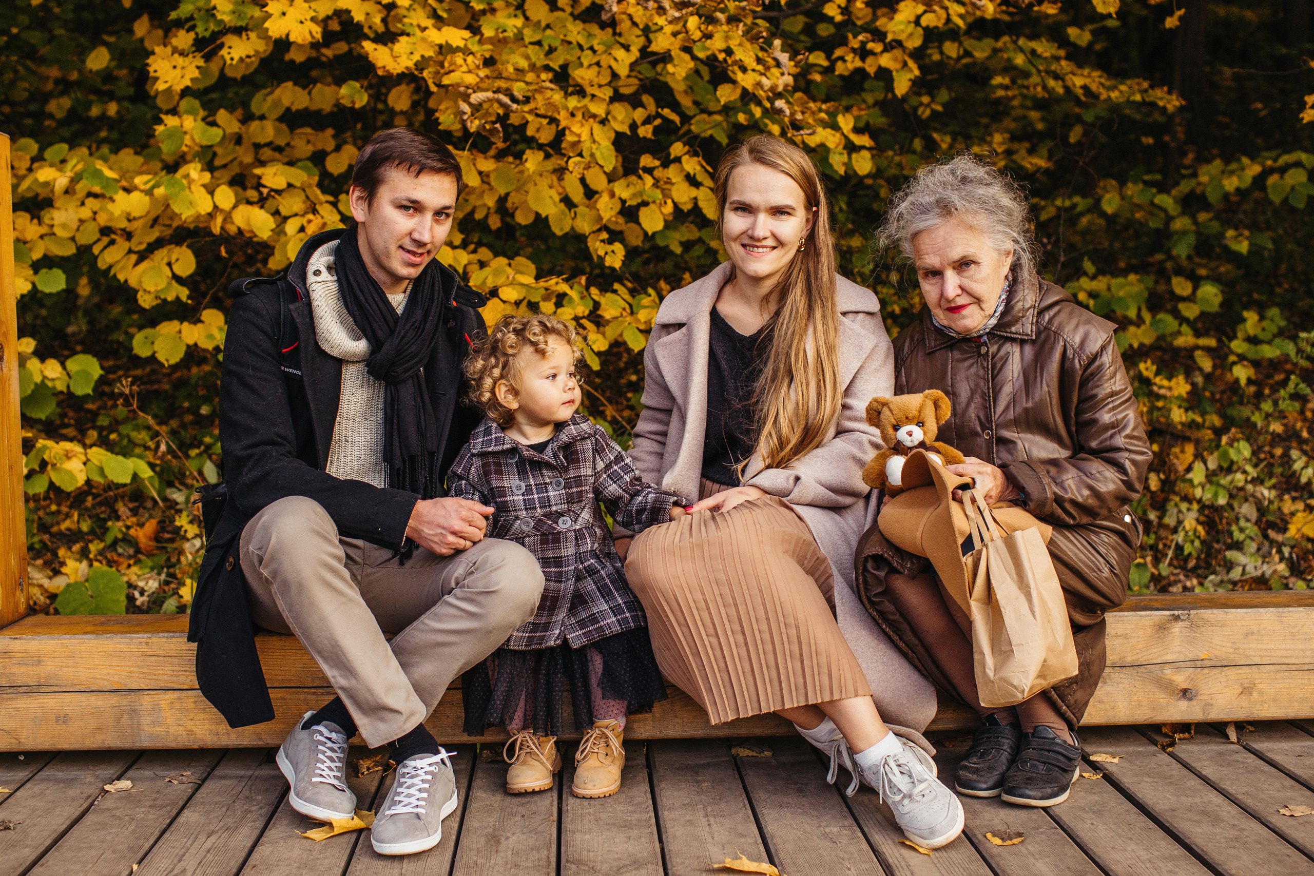 Маленькая Варечка с мамой Олесей, папой Артёмом и бабушкой Олей. Свадебный и семейный фотограф в Нижнем Новгороде Коданева Ольга
