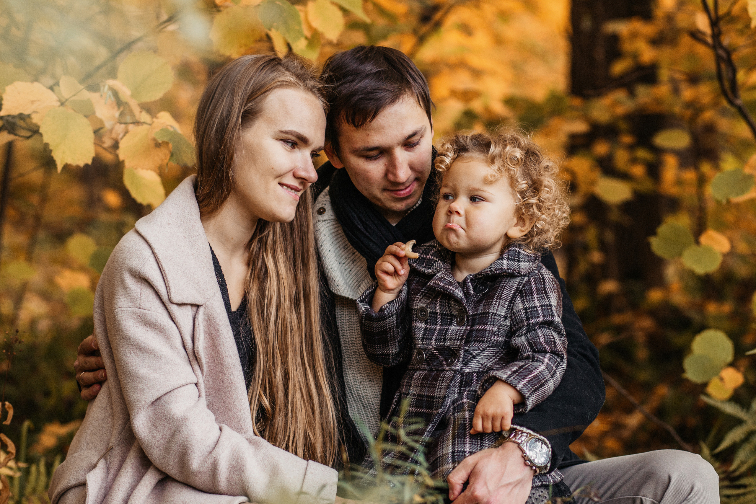 Маленькая Варечка с мамой Олесей, папой Артёмом и бабушкой Олей. Свадебный и семейный фотограф в Нижнем Новгороде Коданева Ольга