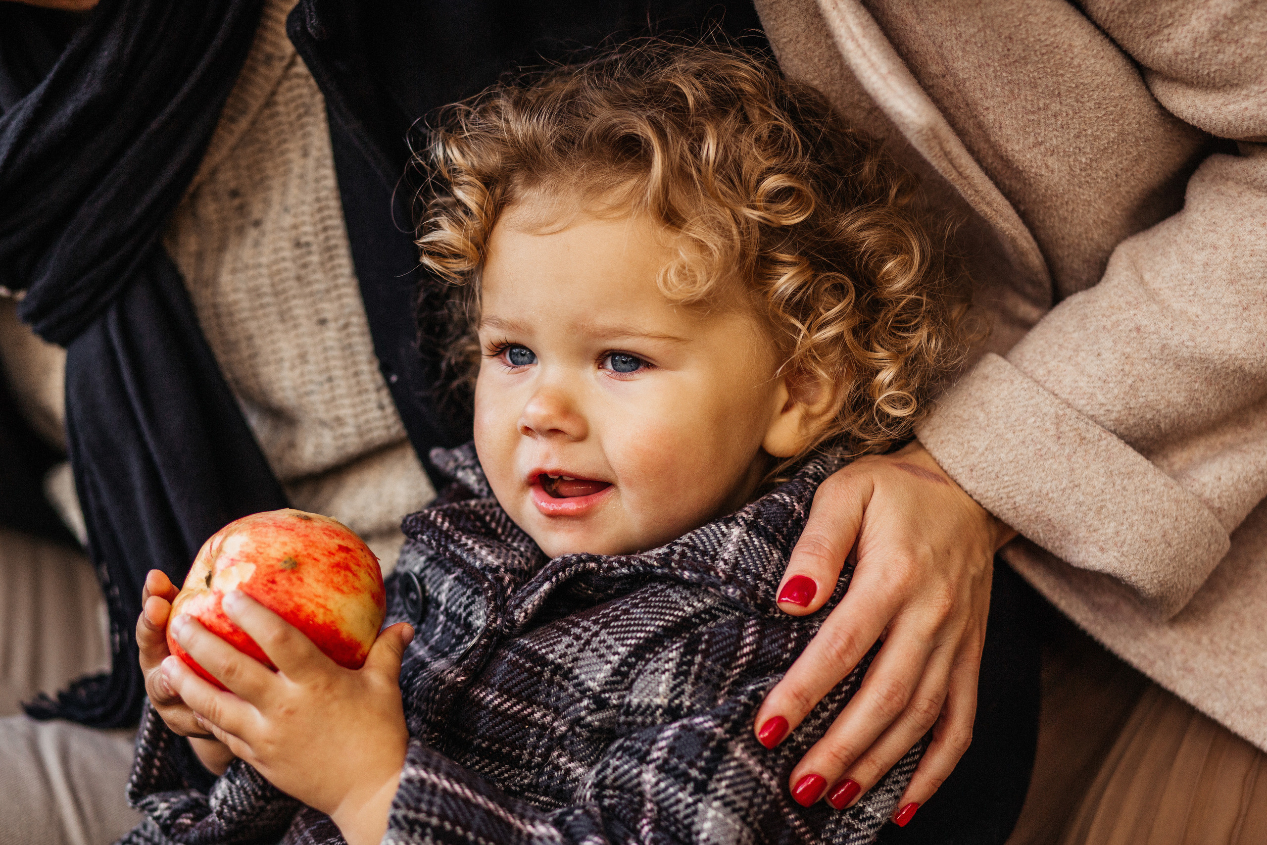 Маленькая Варечка с мамой Олесей, папой Артёмом и бабушкой Олей. Свадебный и семейный фотограф в Нижнем Новгороде Коданева Ольга