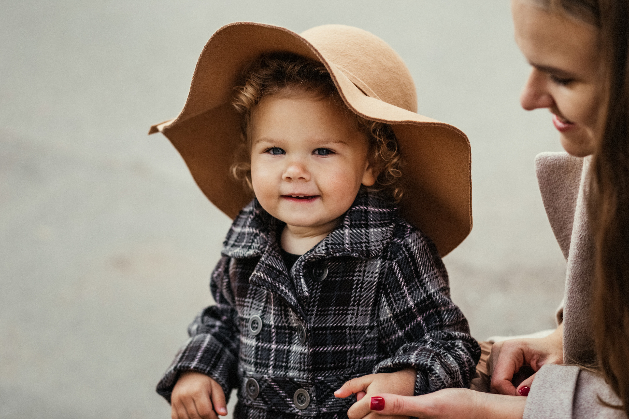Маленькая Варечка с мамой Олесей, папой Артёмом и бабушкой Олей. Свадебный и семейный фотограф в Нижнем Новгороде Коданева Ольга