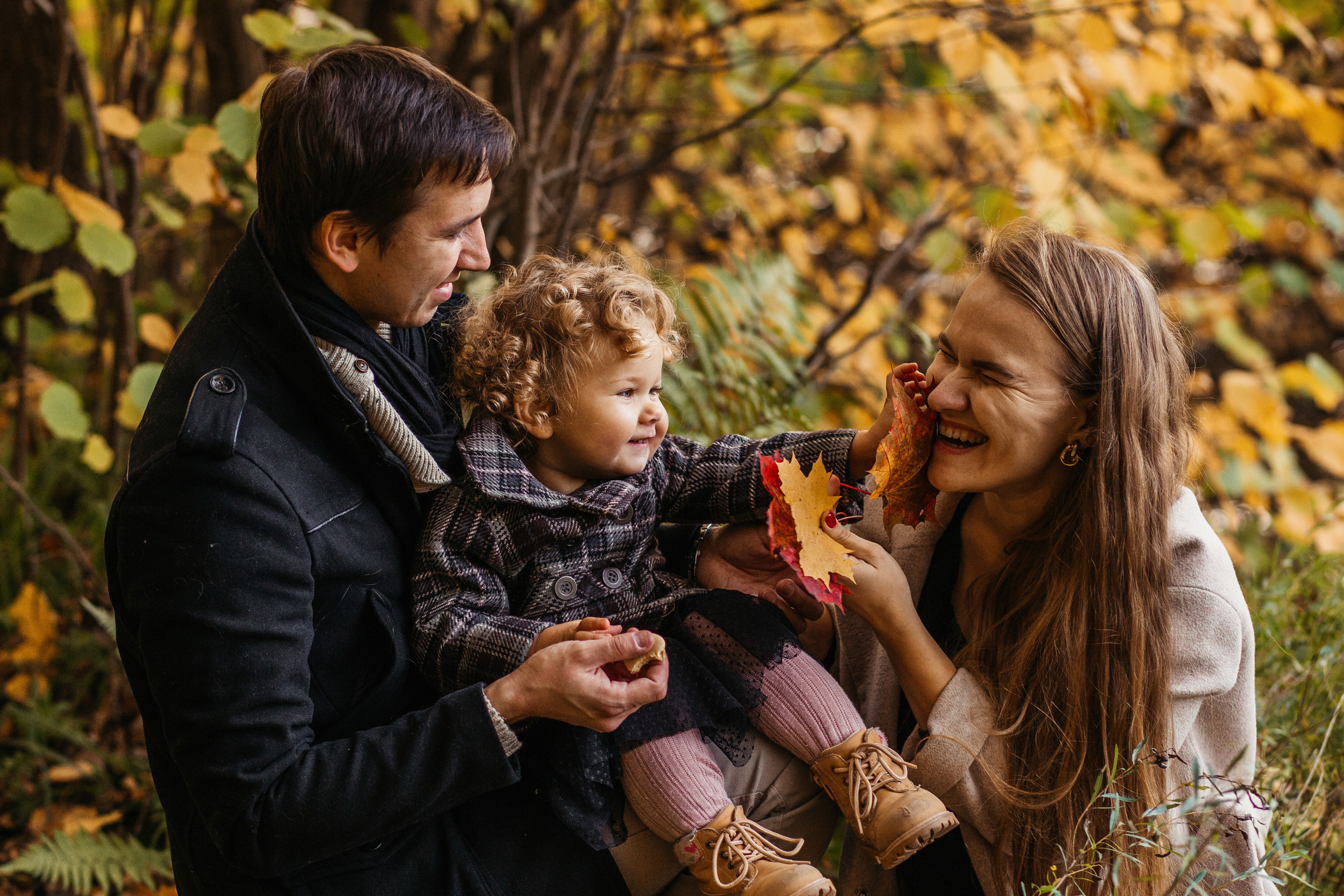 Маленькая Варечка с мамой Олесей, папой Артёмом и бабушкой Олей. Свадебный и семейный фотограф в Нижнем Новгороде Коданева Ольга