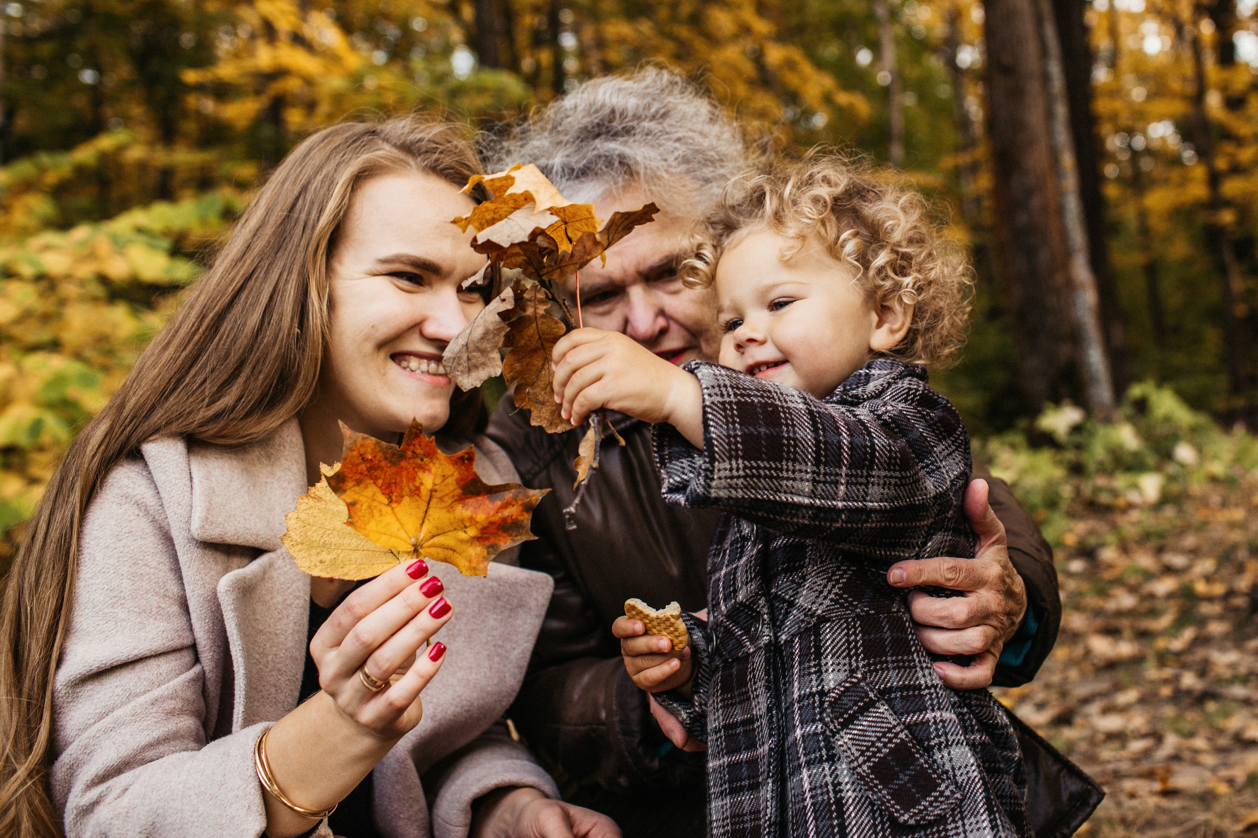 Маленькая Варечка с мамой Олесей, папой Артёмом и бабушкой Олей. Свадебный и семейный фотограф в Нижнем Новгороде Коданева Ольга
