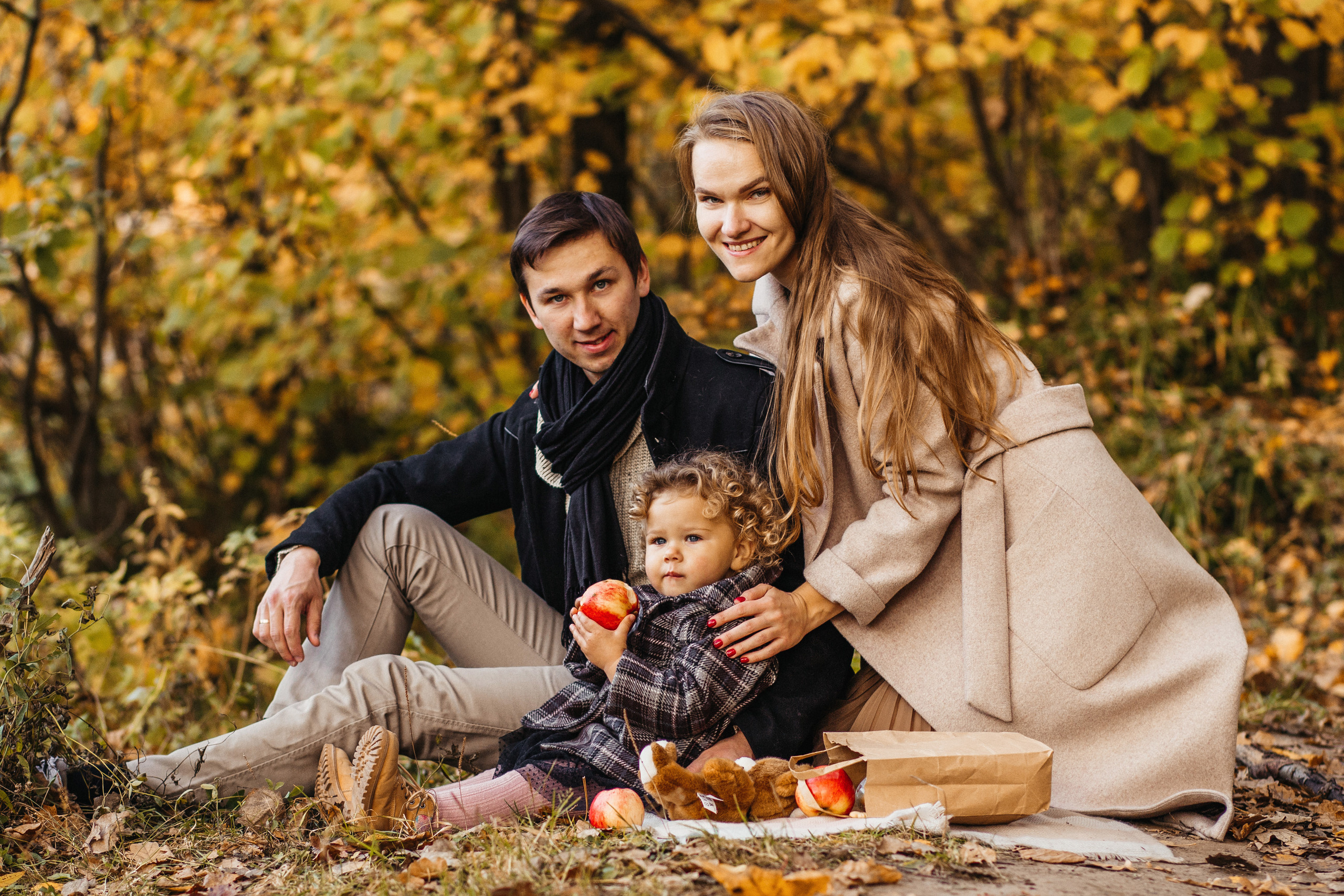 Маленькая Варечка с мамой Олесей, папой Артёмом и бабушкой Олей. Свадебный и семейный фотограф в Нижнем Новгороде Коданева Ольга