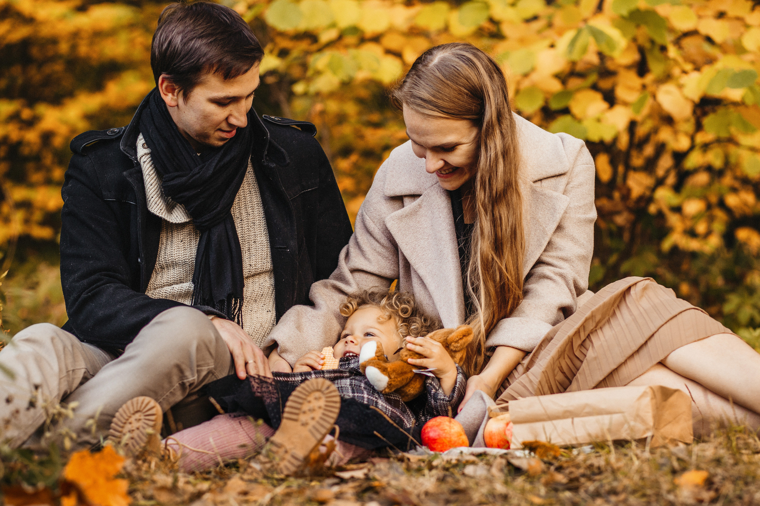 Маленькая Варечка с мамой Олесей, папой Артёмом и бабушкой Олей. Свадебный и семейный фотограф в Нижнем Новгороде Коданева Ольга
