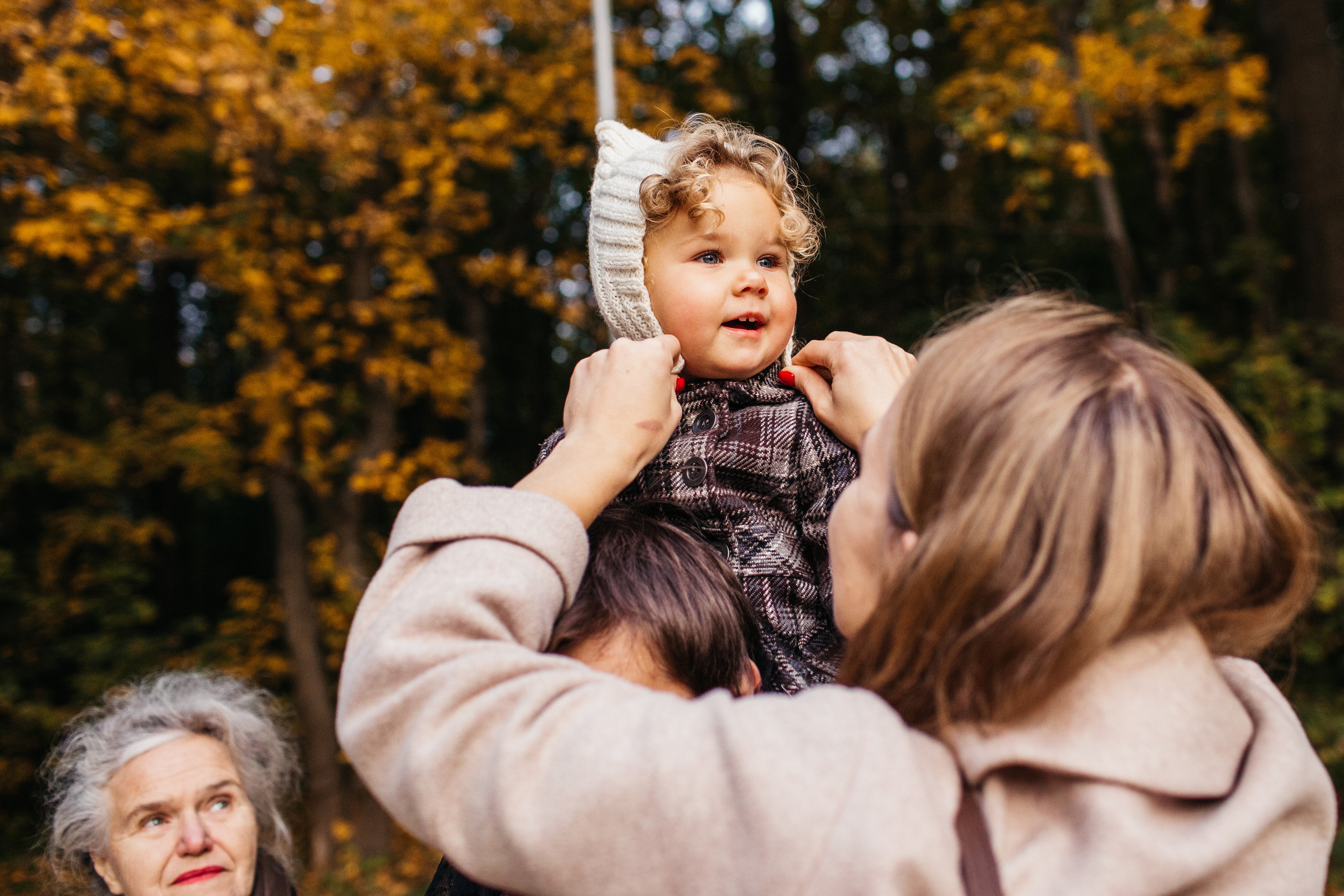 Маленькая Варечка с мамой Олесей, папой Артёмом и бабушкой Олей. Свадебный и семейный фотограф в Нижнем Новгороде Коданева Ольга
