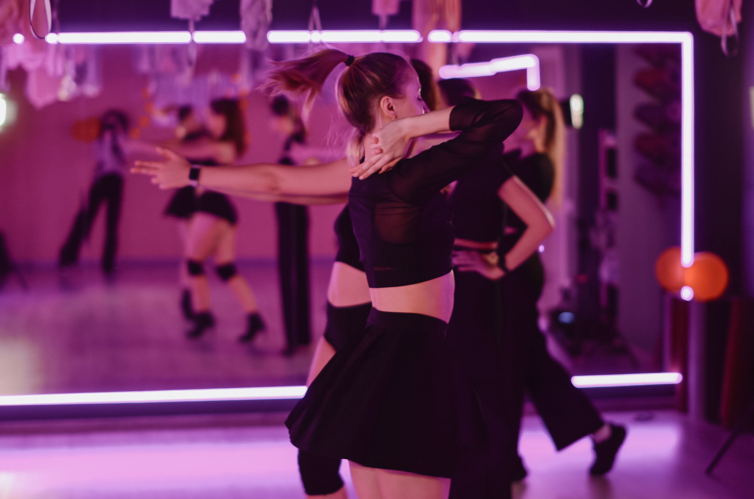 Фоторепортаж мероприятия в фитнес-клубе. Денисова Аля — фотограф для парных съемок и индивидуальных историй в Барнауле