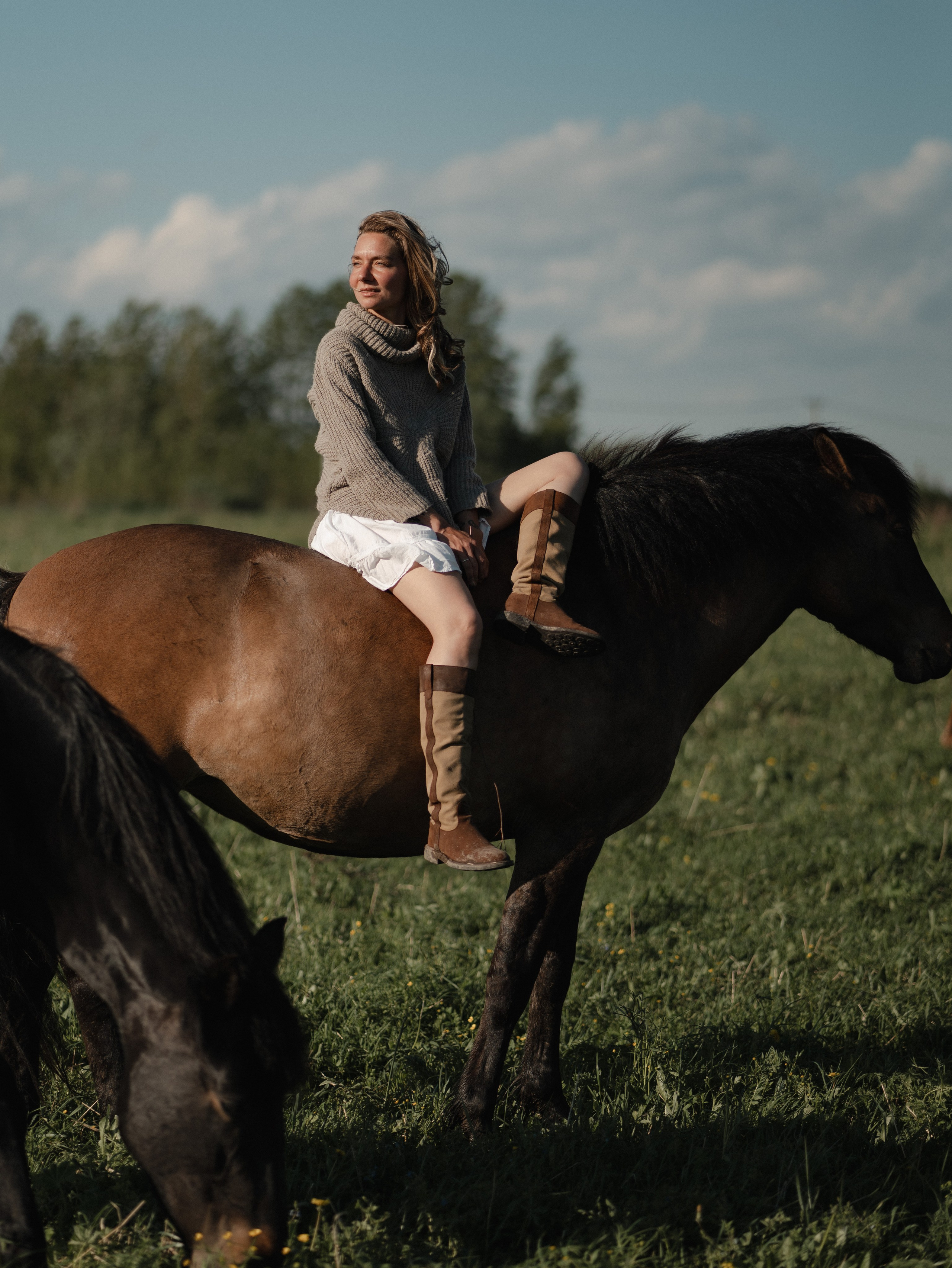 Яна и свободные лошади. Фотограф Ника Лиепа