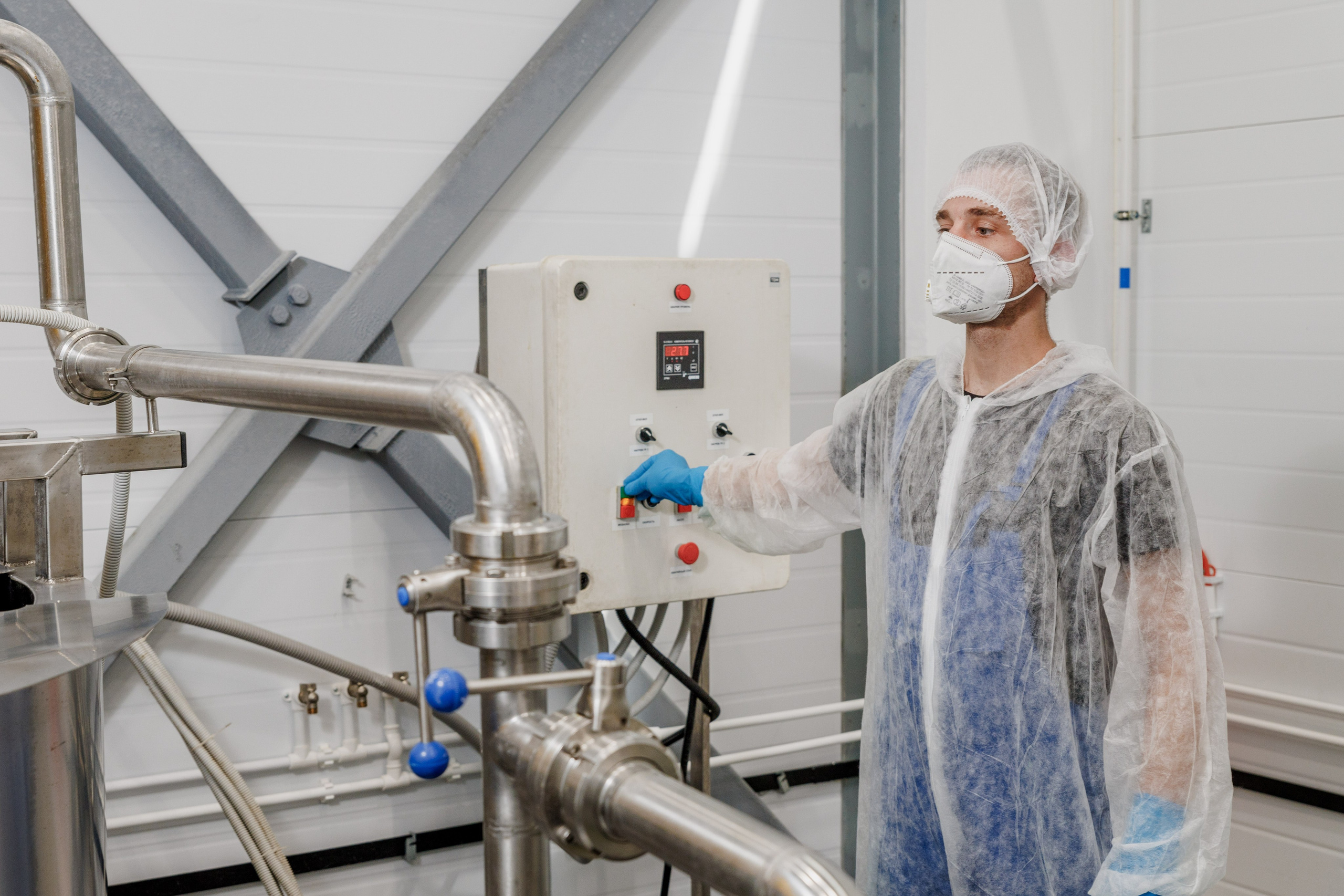 Процесс смешивания ингредиентов на пищевом производстве, технологический этап