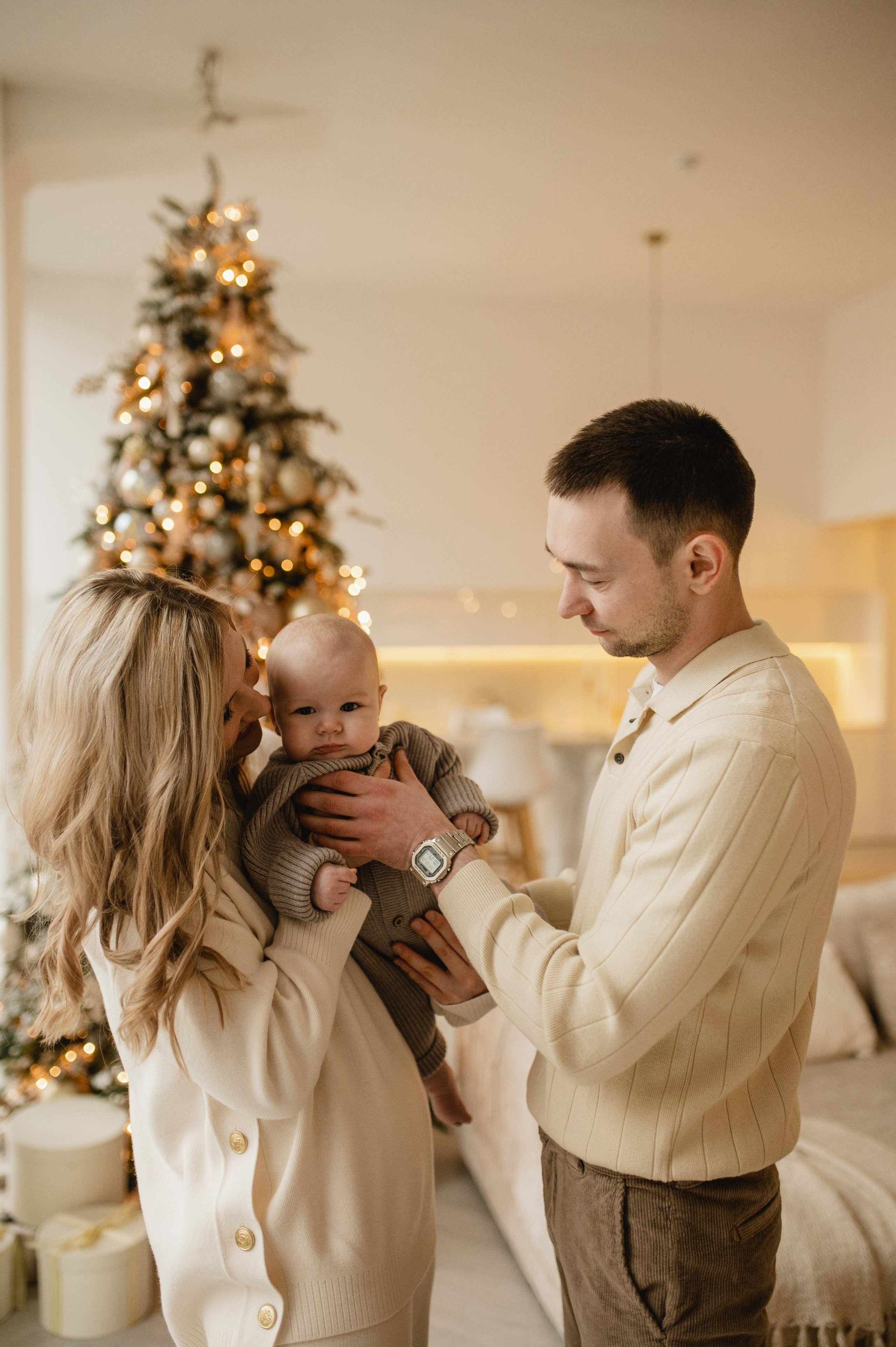 Новогодняя фотосессия в студии с малышом 6 месяцев в Бутово. Семейная фотосессия Бутово Москва фотограф Алина Морщагина