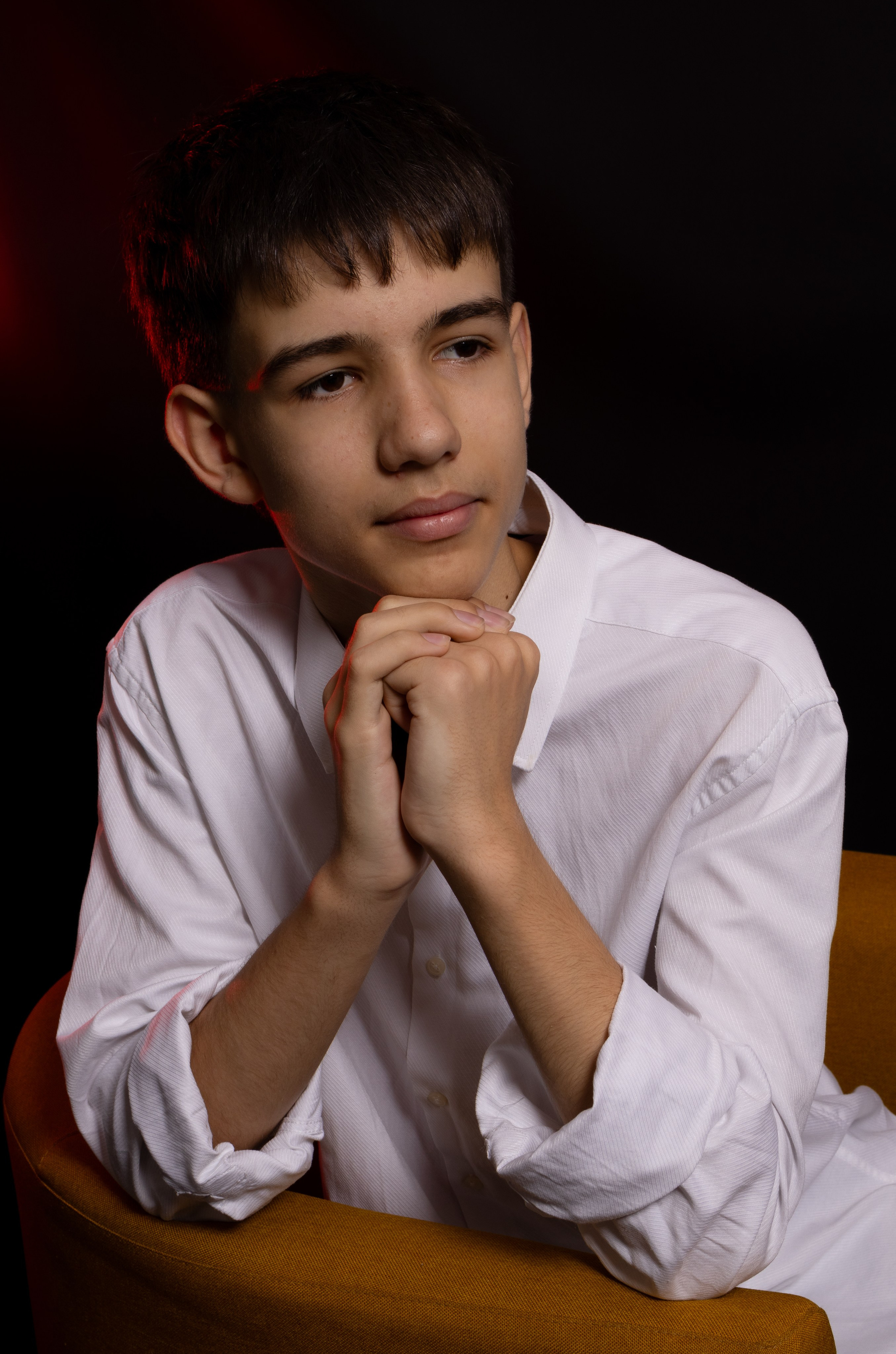 Мужской портрет. Я работаю в разных жанрах фотографии — от портретов до свадебной и семейной съёмки — в городе Междуреченске. Виктория Куреннова