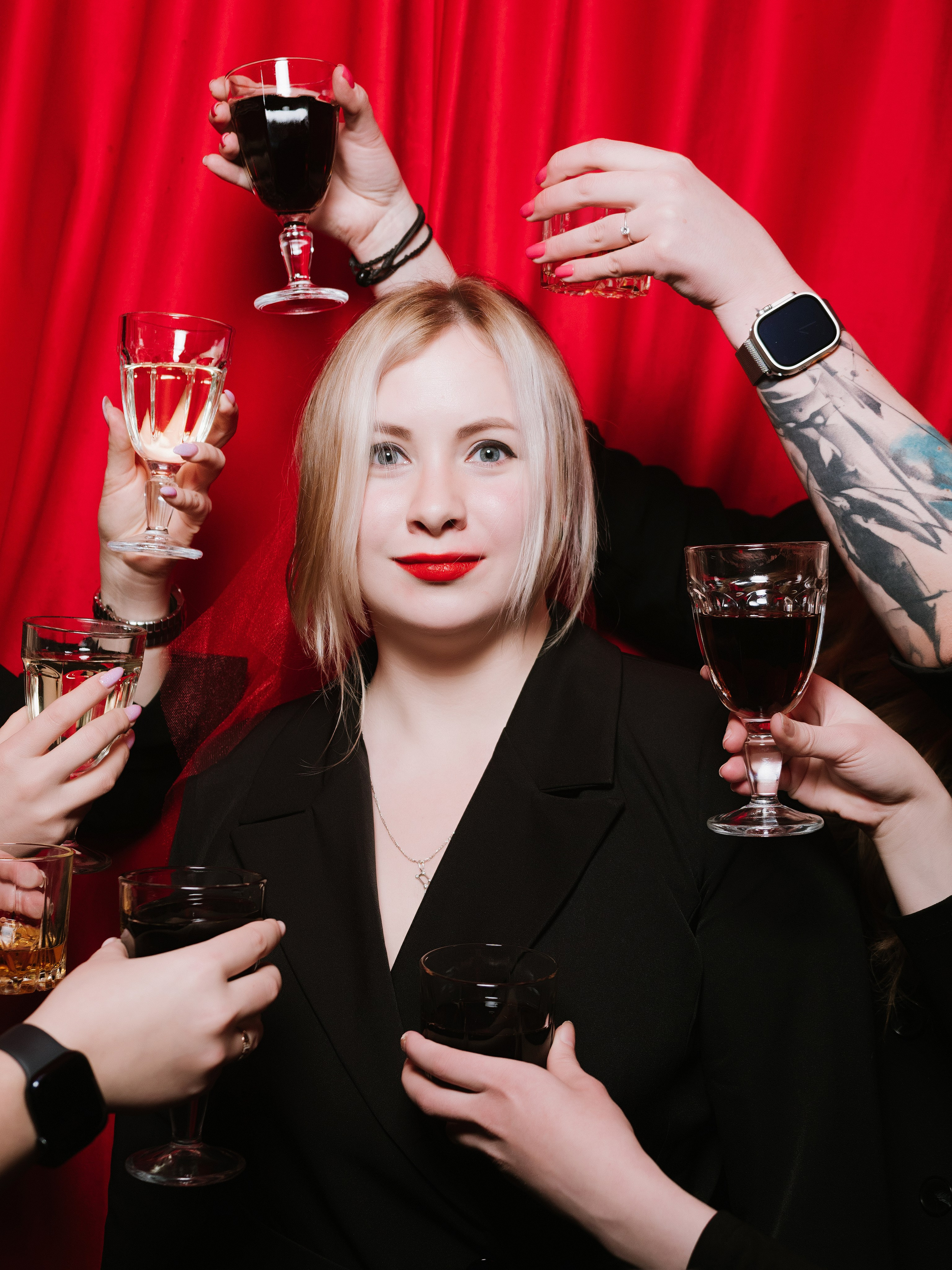 Репортажная съёмка девичника в Москве невеста на красном фоне