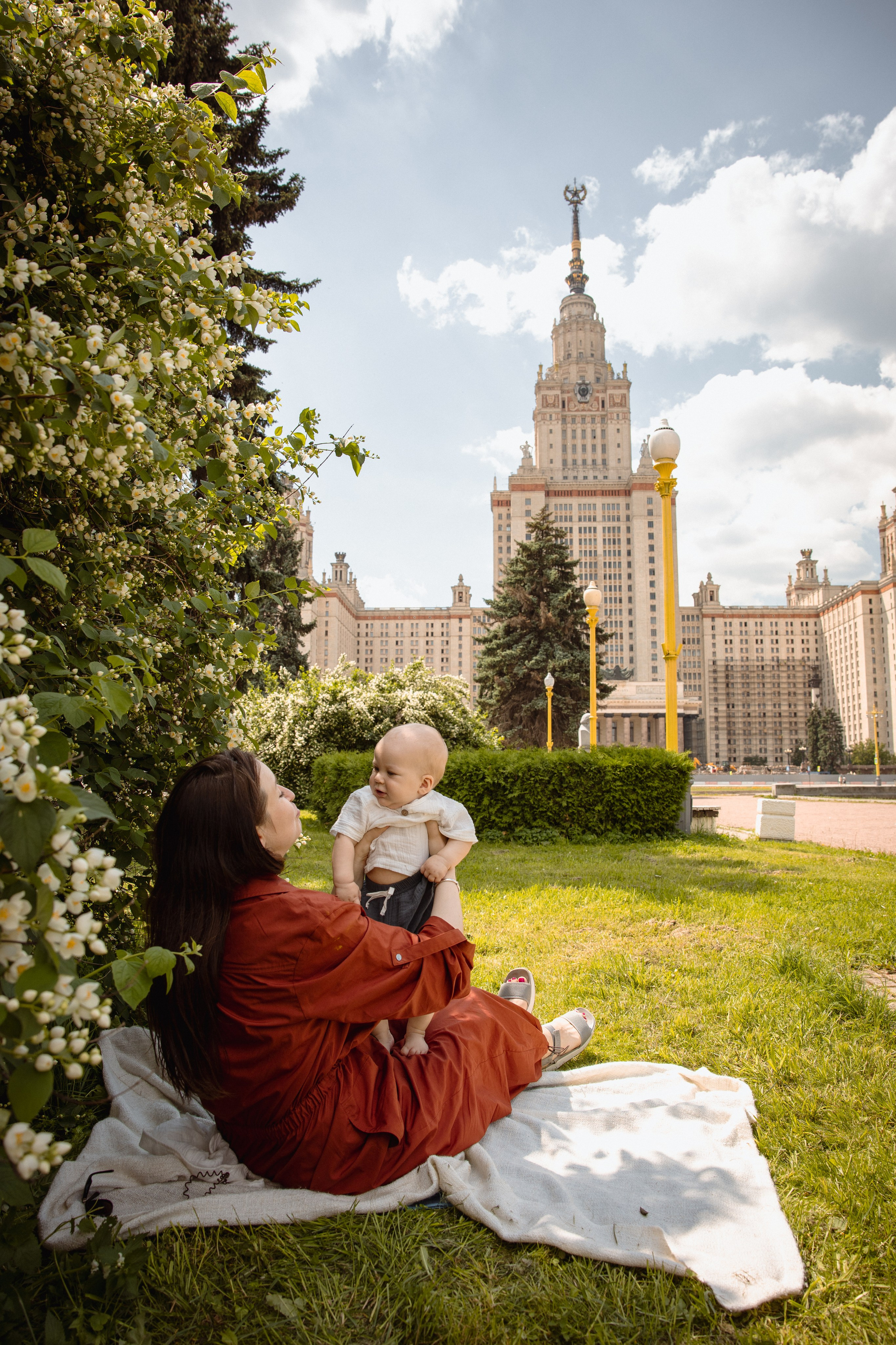 Настя с сыном у Alma-Mater. Ваш семейный newborn и lifestyle фотограф в СПБ Наталья Журавлева