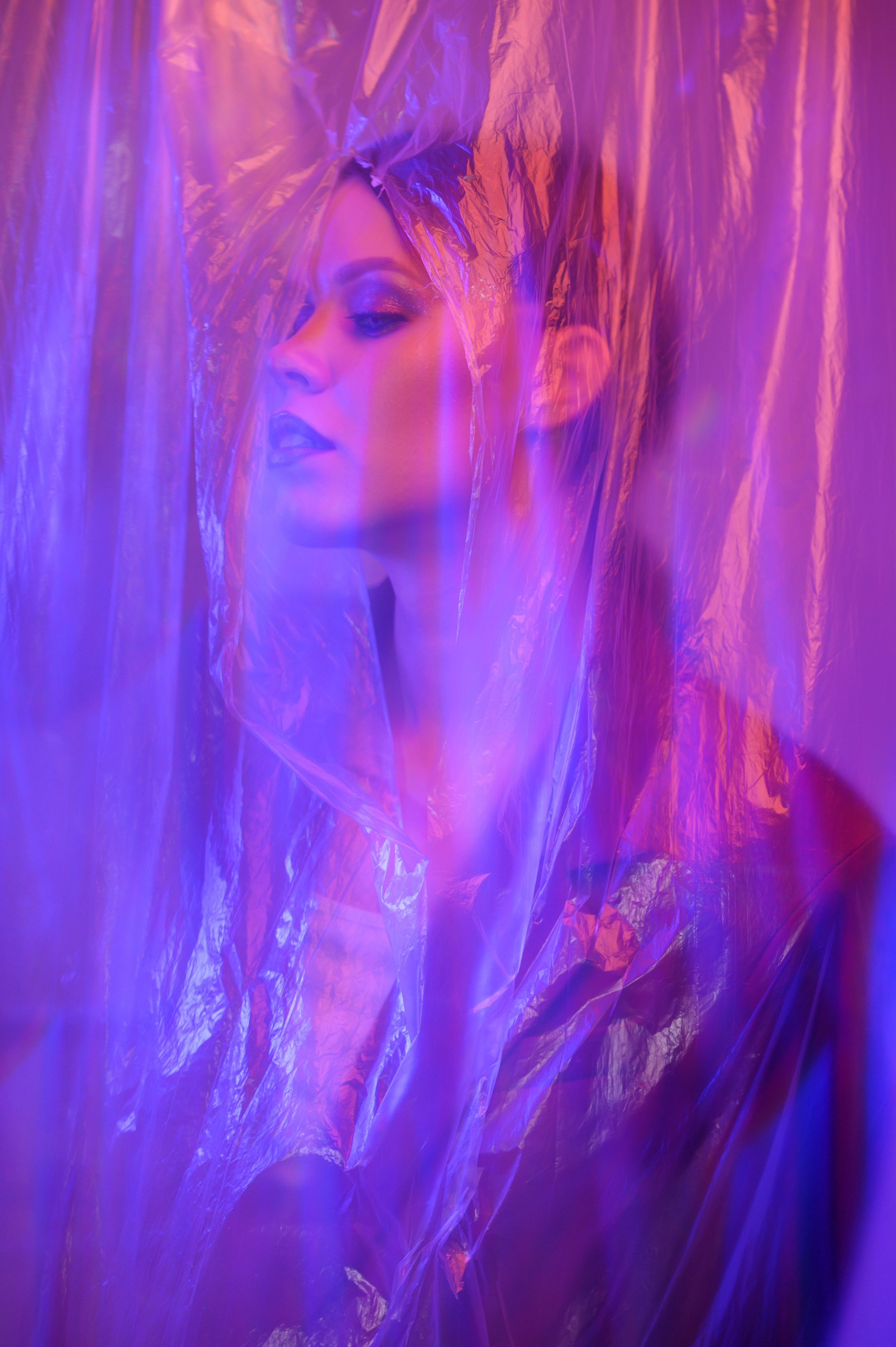 Фотосессия с полиэтиленовой плёнкой в студии