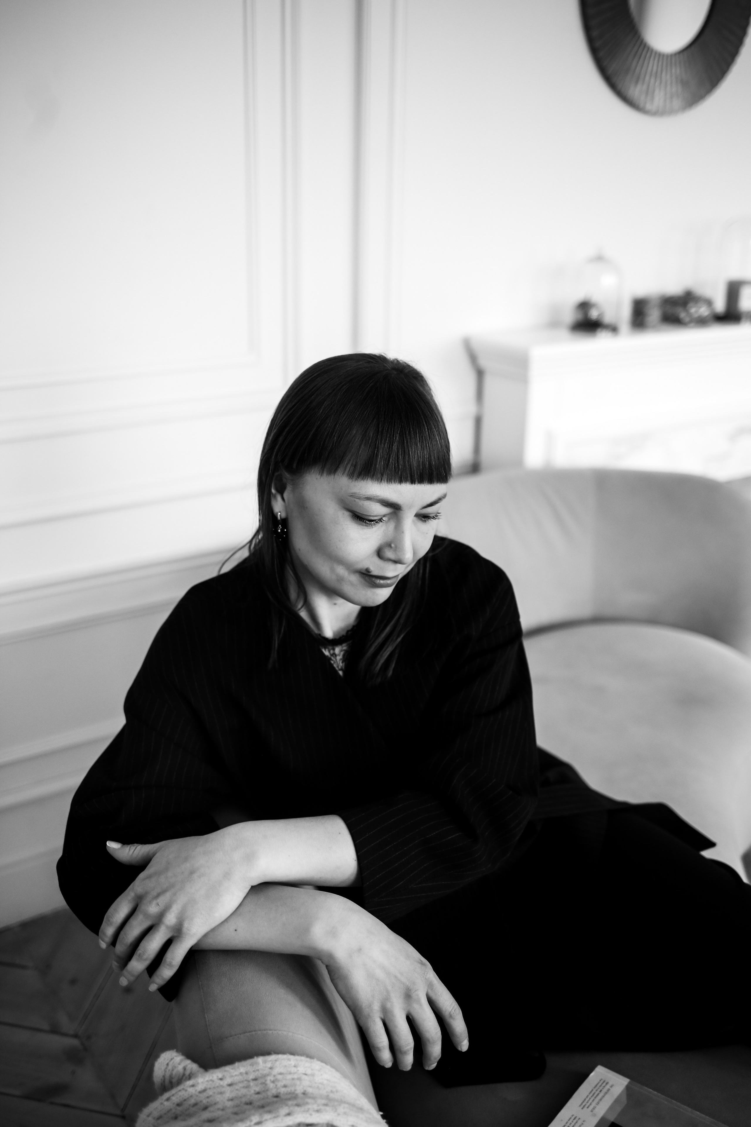 задумчивая девушка фотографируется  в екатеринбурге