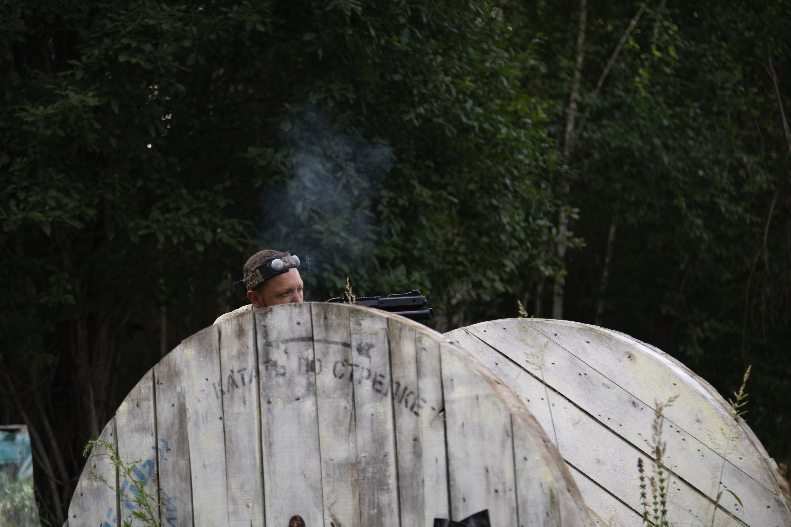 Лазертаг на природе с семьей. Документальный фотограф