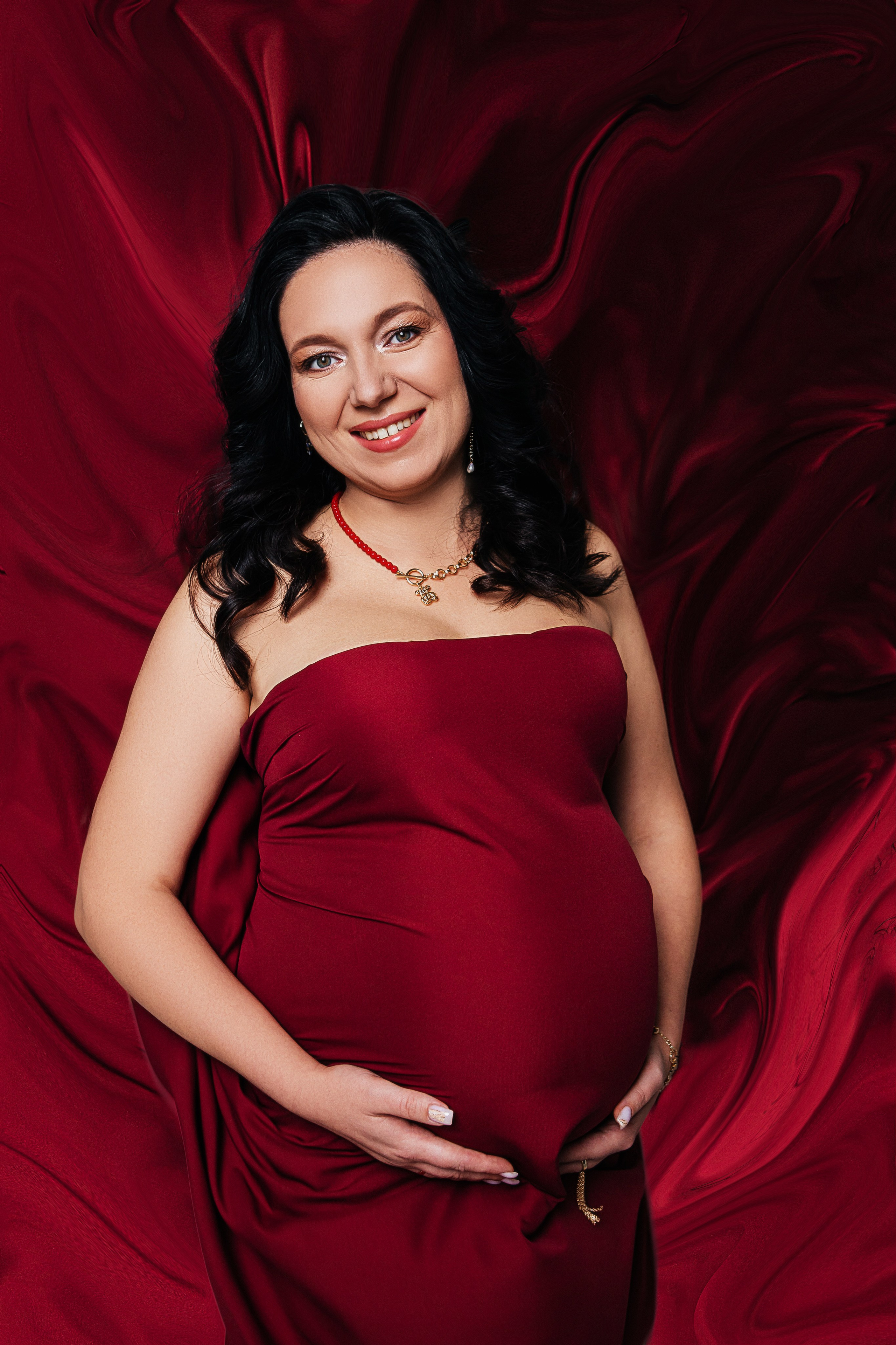 Силуэтные фото беременности. Черно-белые фото беременных. фотосессия беременности в Иркутске. Фотограф беременных в Иркутске. Фотосессия с цветным светом в студии