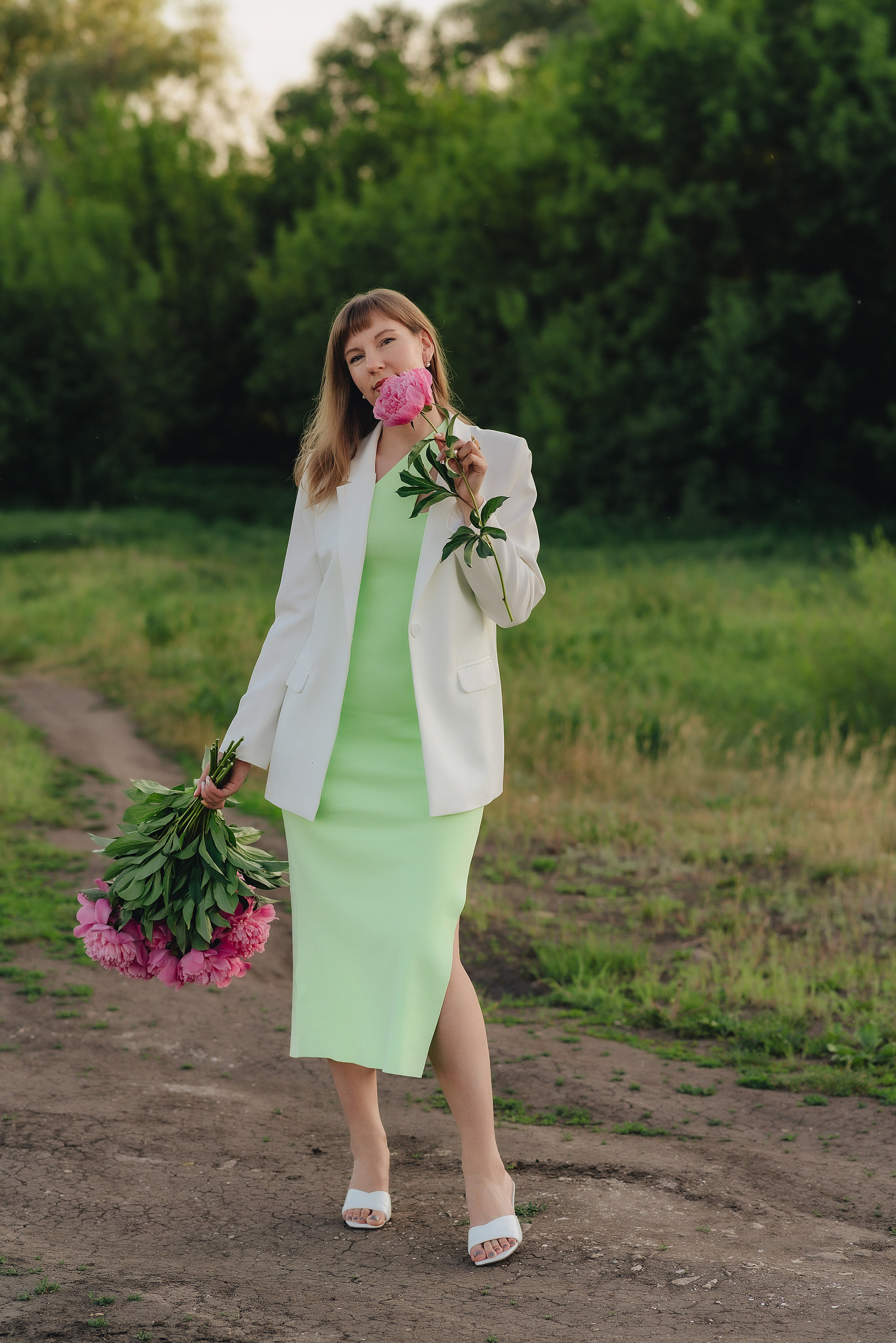 Анастасия | Съемка на закате с букетом пионов. Фотограф Карина Шмулёва. Воронеж и область