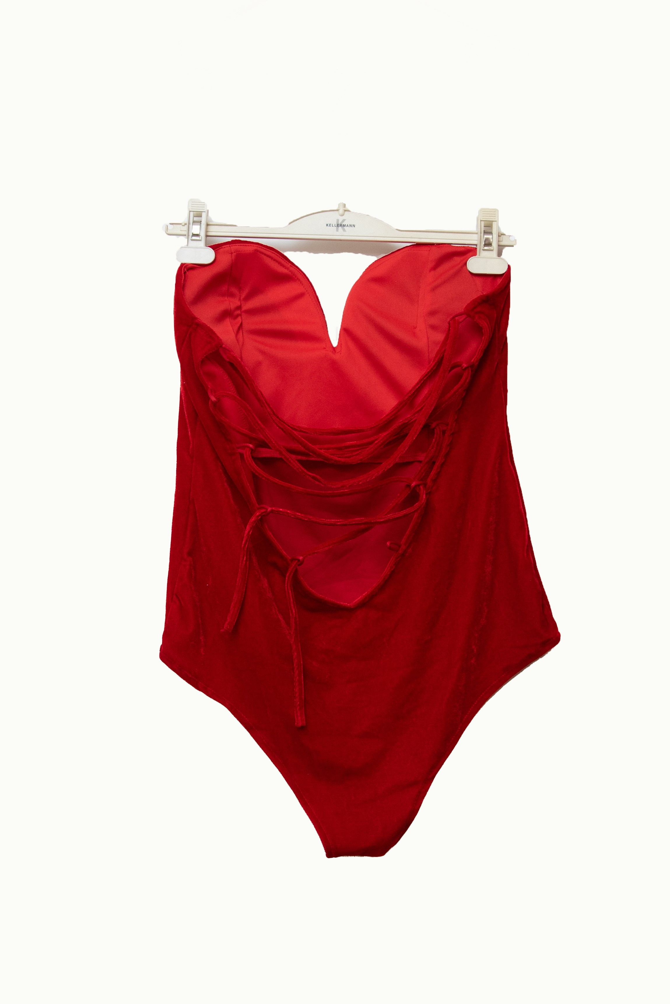 Фотосессия беременных в Иркутске Боди красное бархатное на шнуровке