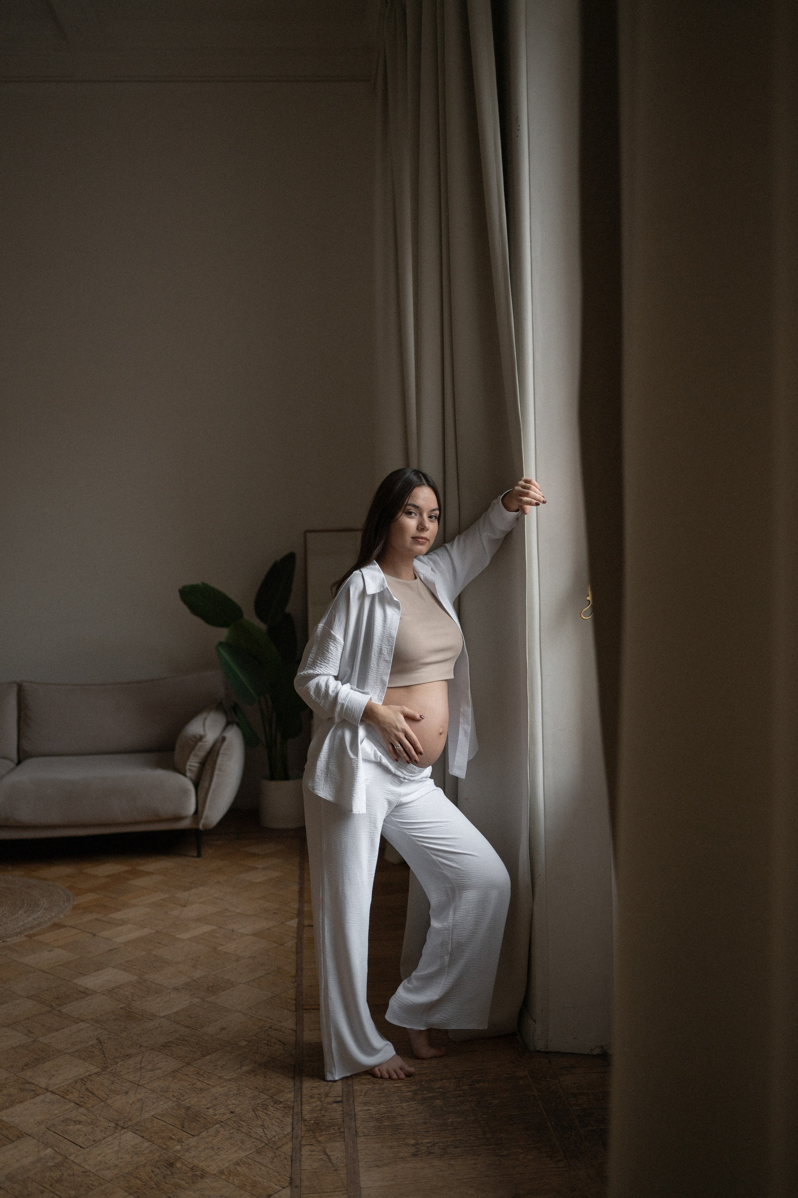 лаконичная фотосессия беременности в фотостудии