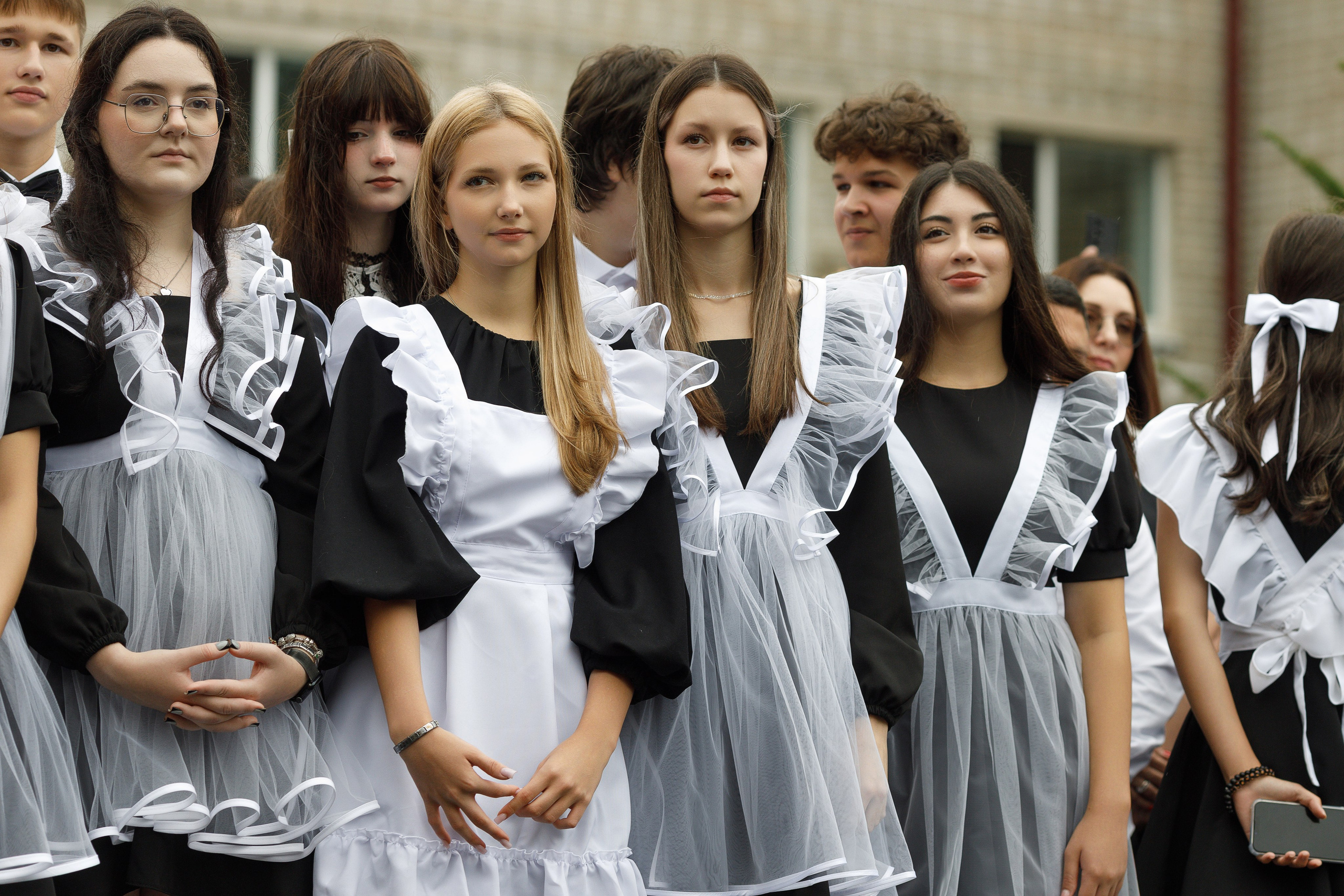 Линейка 11 клас Гимназия Артём. Photoalbum-vl.ru