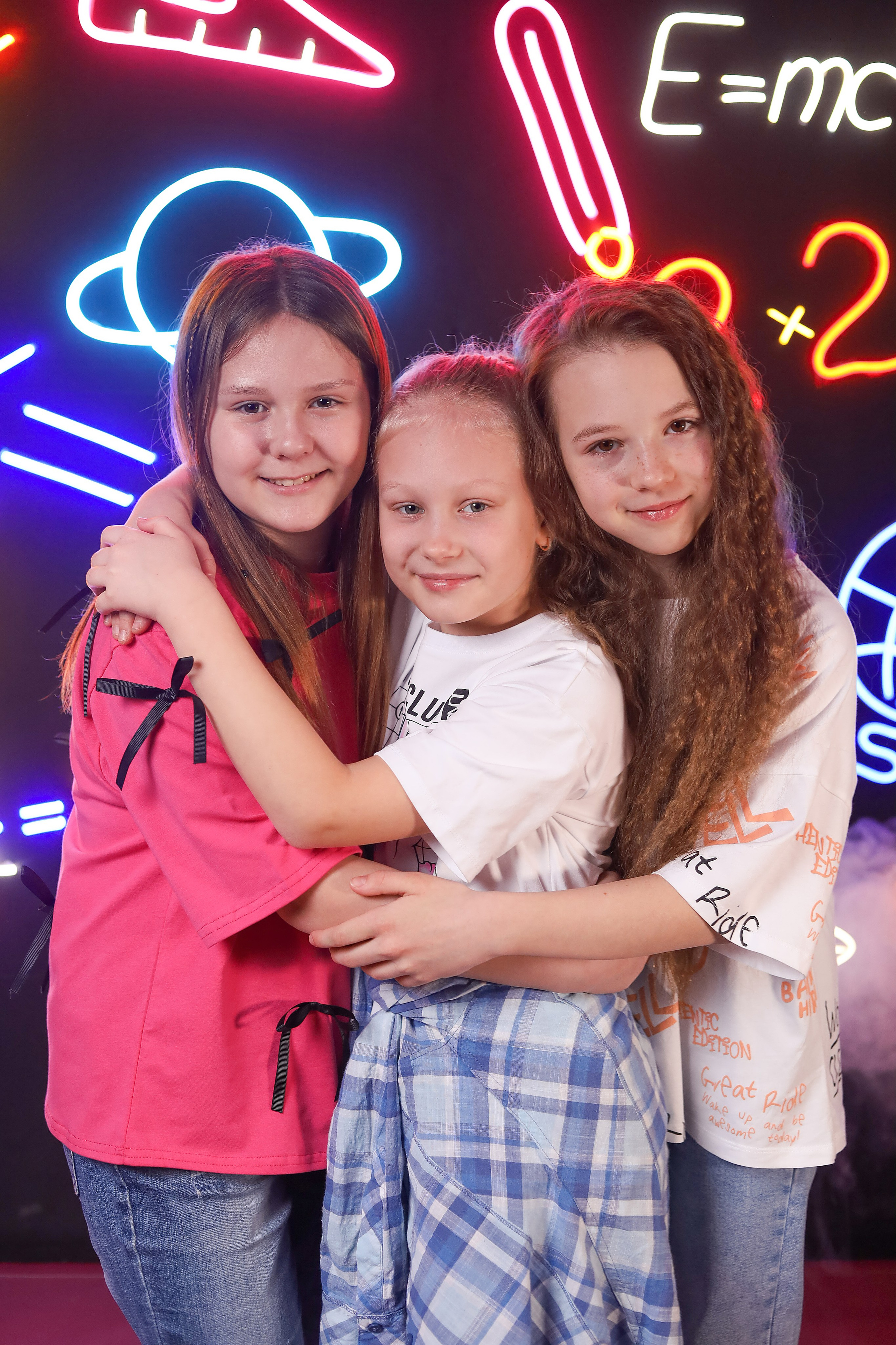 Выпускной альбом "Неон". Выпускные альбомы в Тюмени для школ, садов, вузов спортивных секций