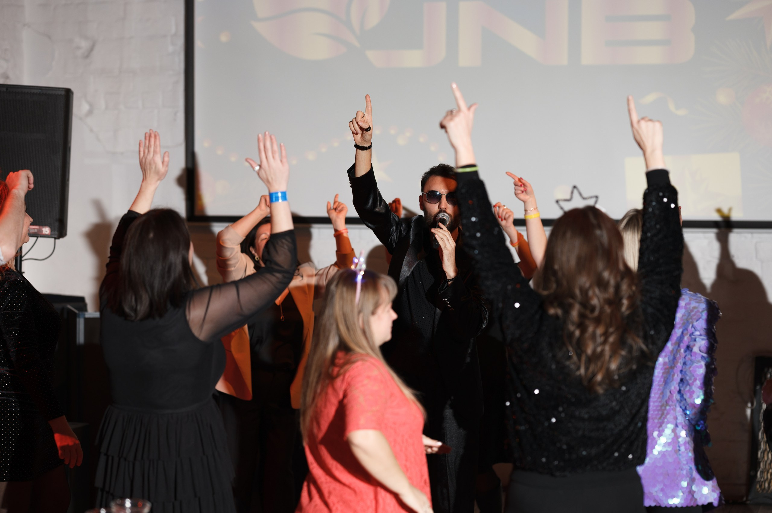 Новогодний корпоратив в стиле Неоновая вечеринка. Праздничное агентство ПИОН