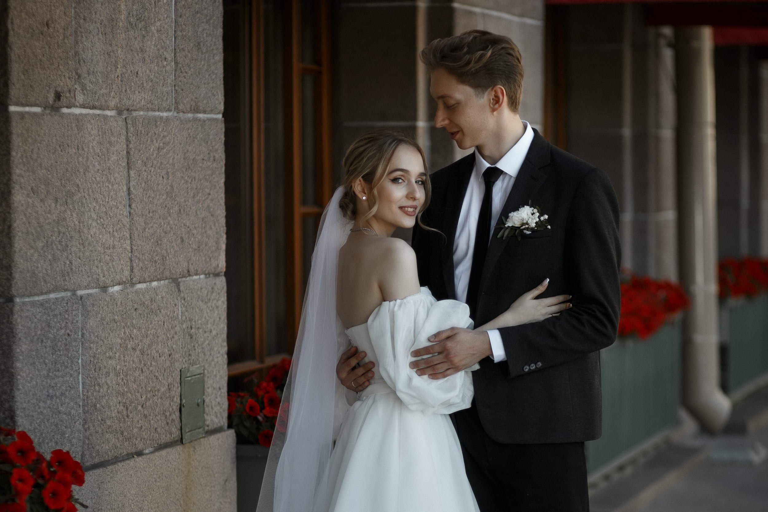 Красивая пара молодожёнов. Свадебный фотограф Игорь Брундасов 8PHOTO на свадьбу венчание загс СПб