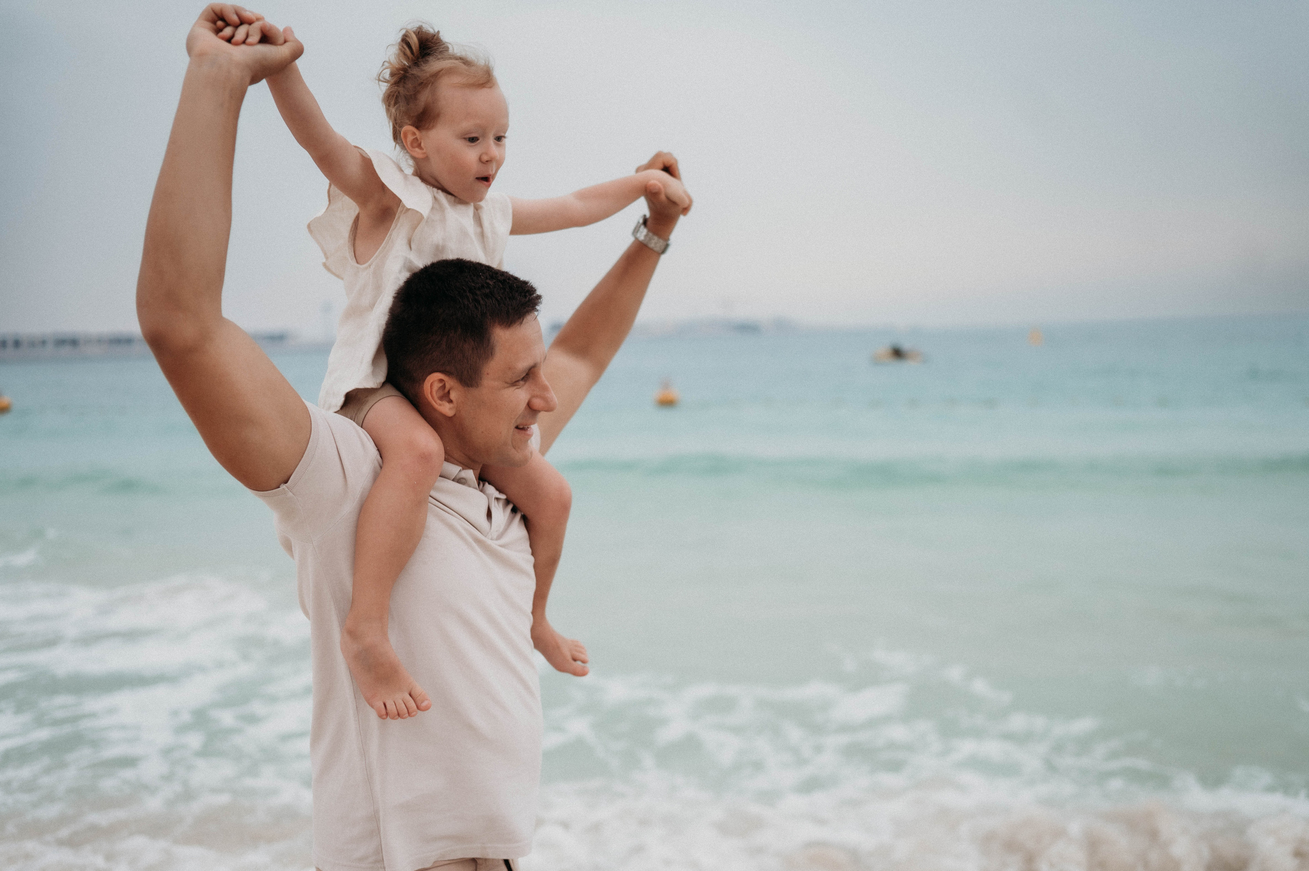 Даша, Женя и Эми на пляже. Семейный фотограф в Дубае и Москве Ольга Белотуркина