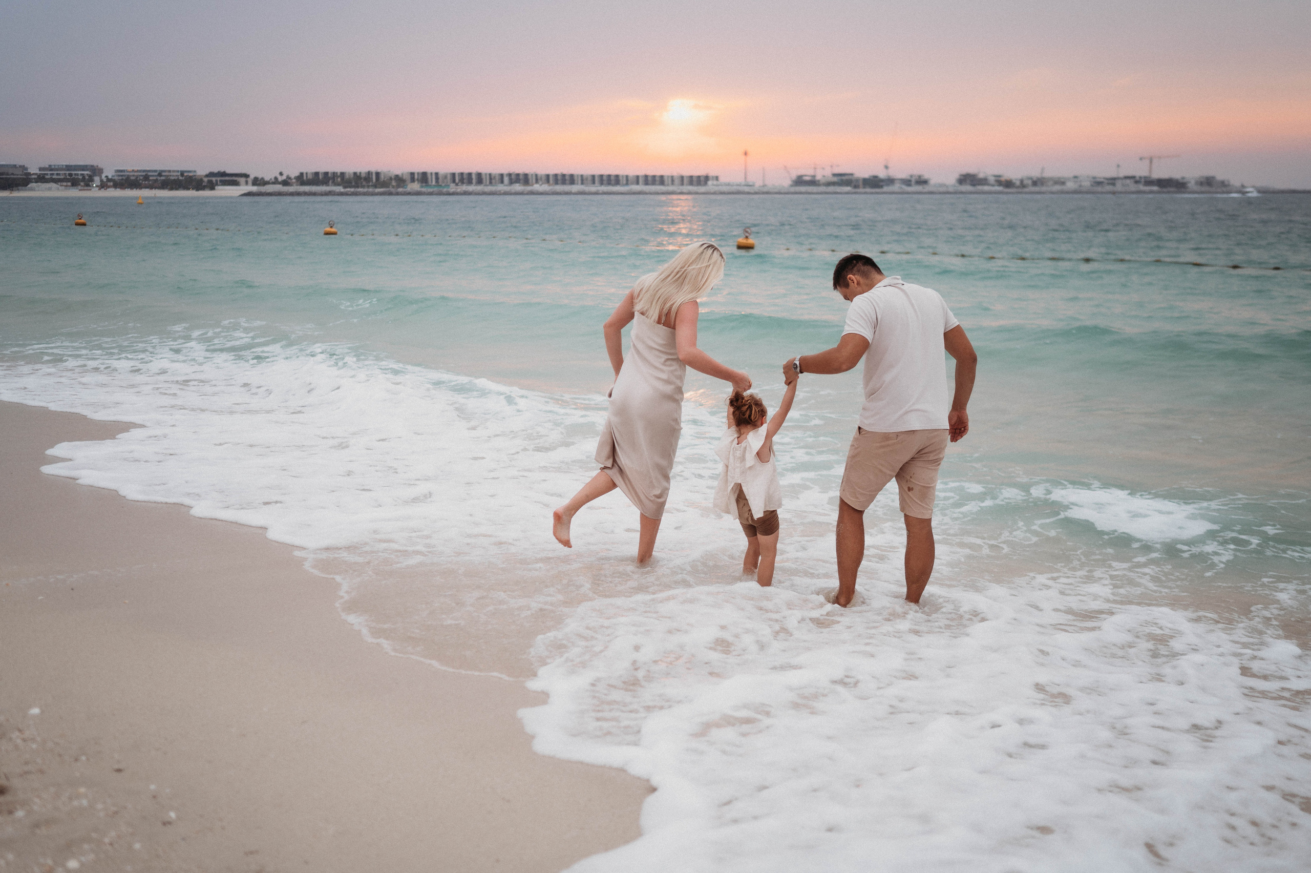 Даша, Женя и Эми на пляже. Семейный фотограф в Дубае и Москве Ольга Белотуркина